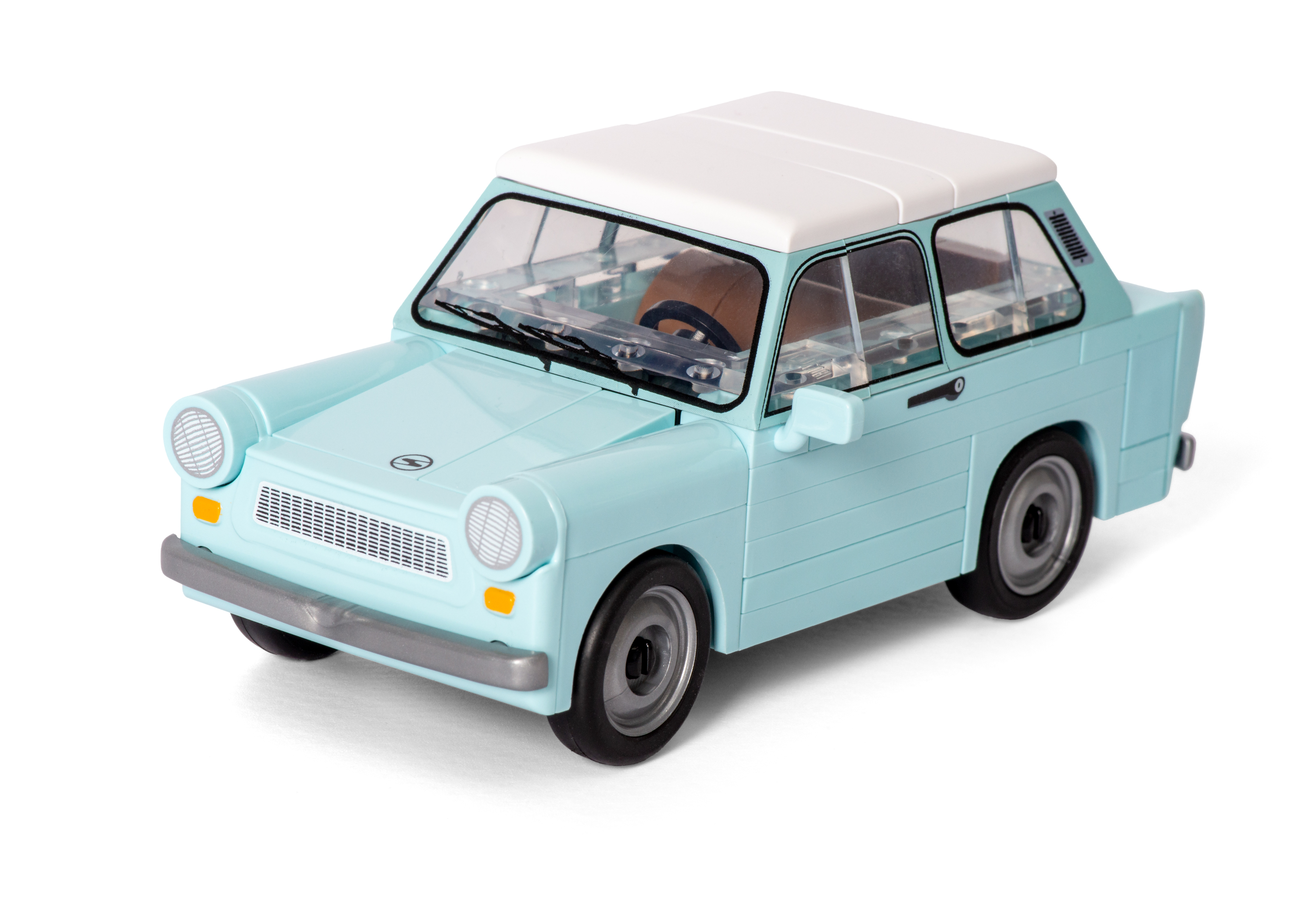 Ein hellblaues Spielzeugauto mit weißem Dach auf einer weißen Oberfläche.