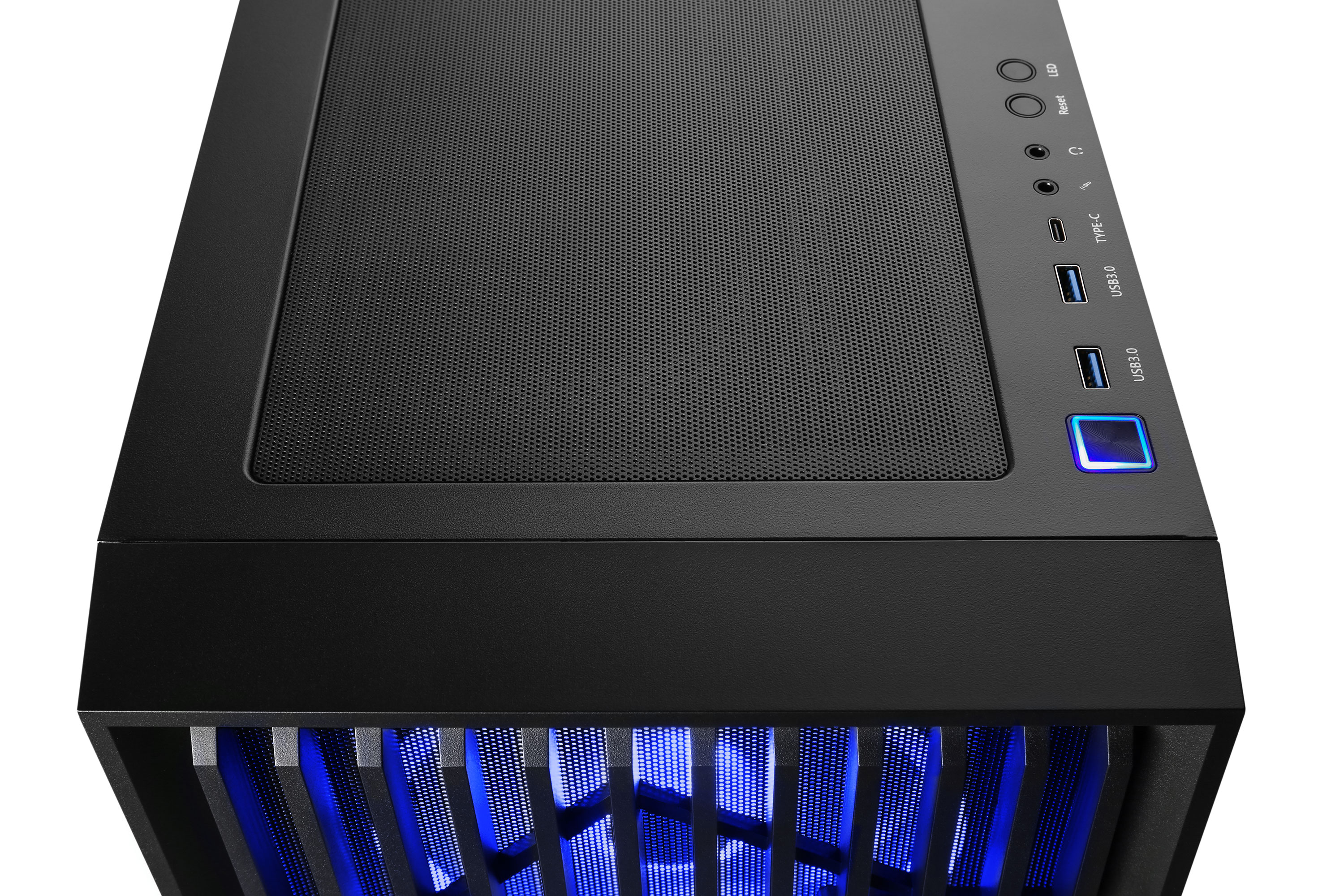 Draufsicht auf ein schwarzes Computergehäuse mit USB-Anschlüssen und Ein-/Aus-Taste.