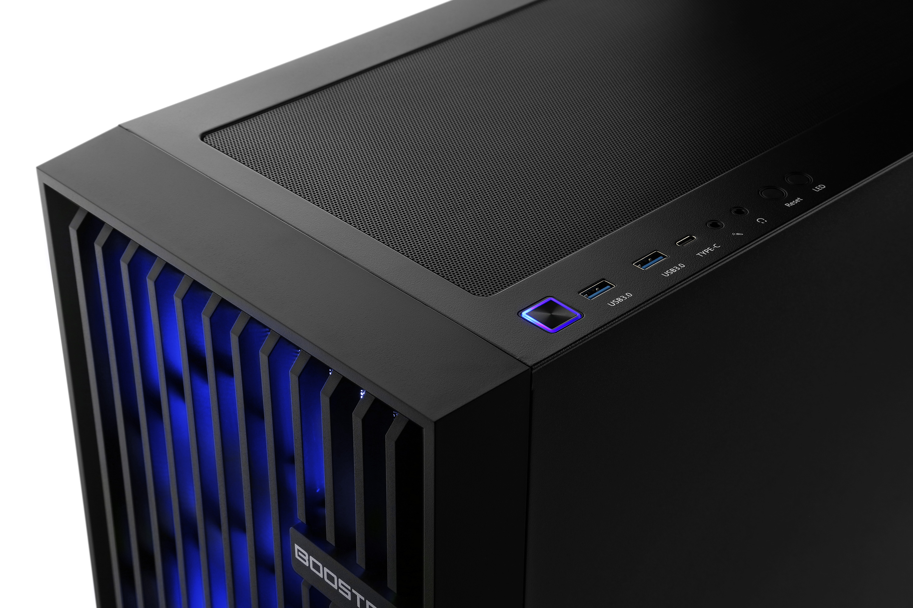 Schwarzes Computergehäuse mit blauen LED-Leuchten. Ein/Aus-Taste sichtbar. USB-Anschlüsse und Typ-C-Anschluss vorhanden.