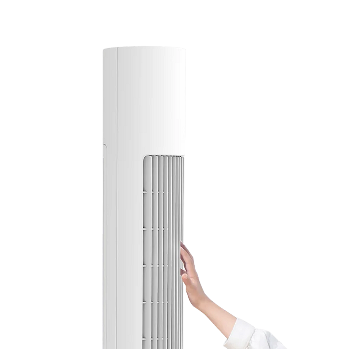 Un ventilatore a torre bianco con una mano che tocca il lato, sfondo nero.
