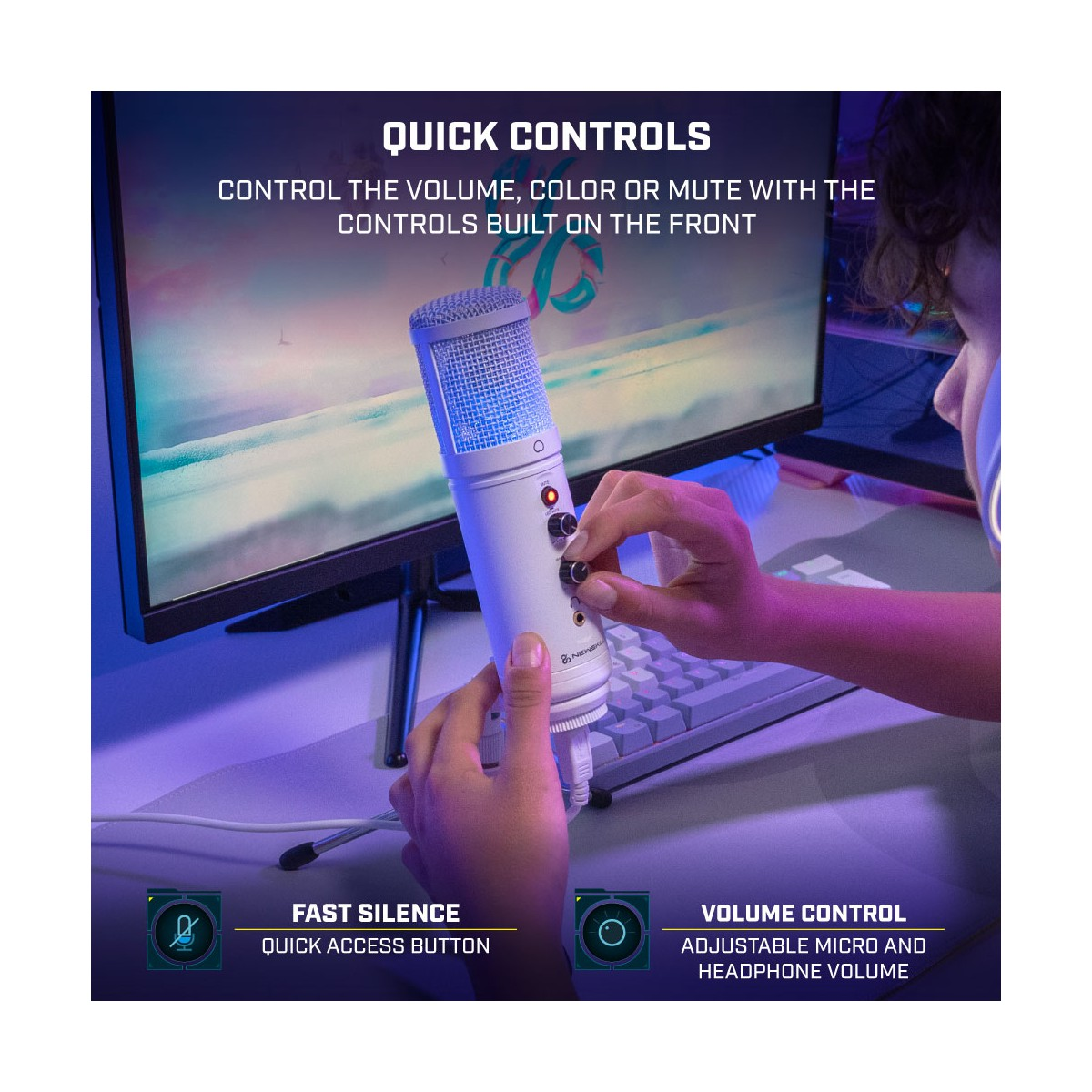 Persona usando un micrófono blanco con controles, frente a una computadora y teclado.