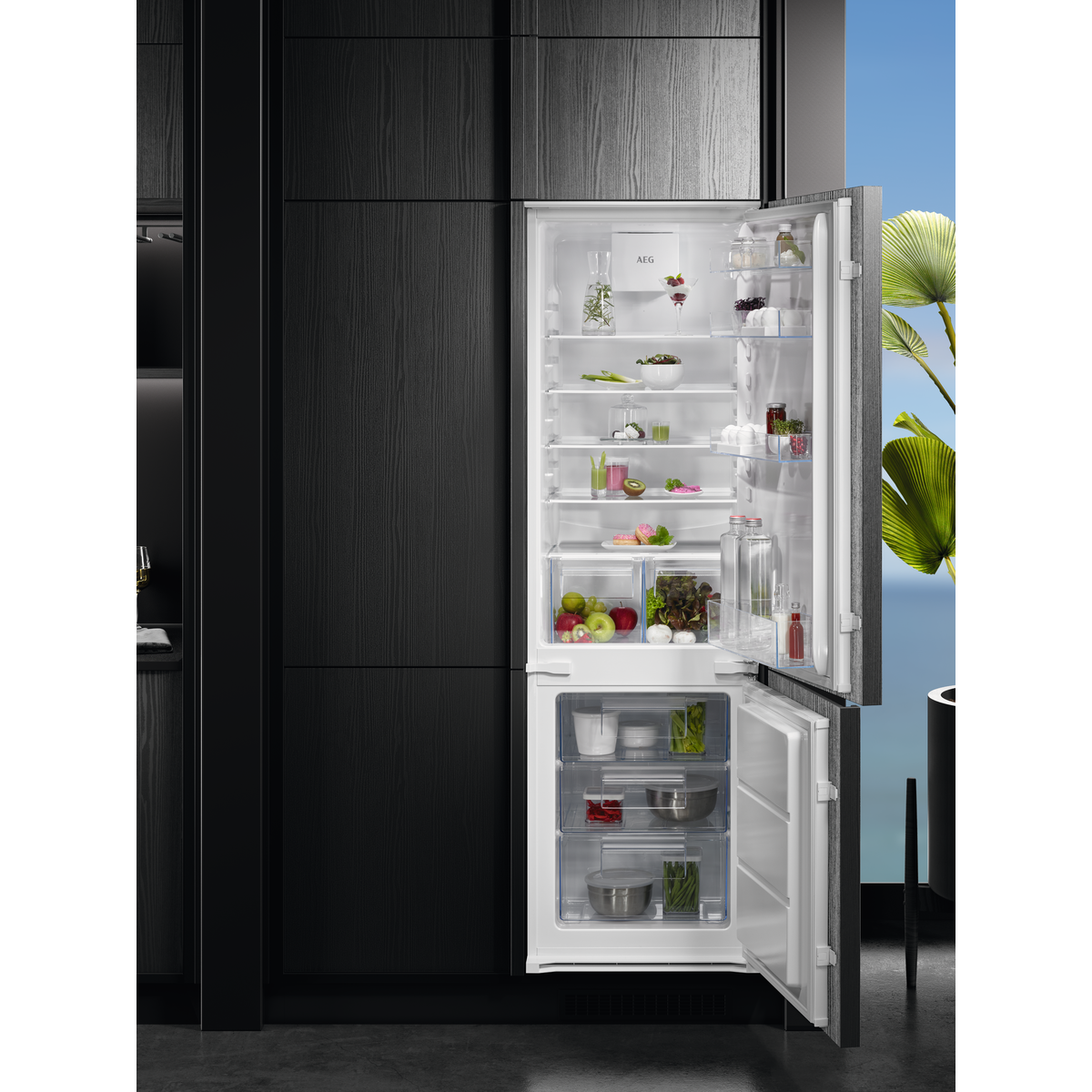 Refrigerador abierto con alimentos, incluyendo frutas, verduras y recipientes, con el fondo.