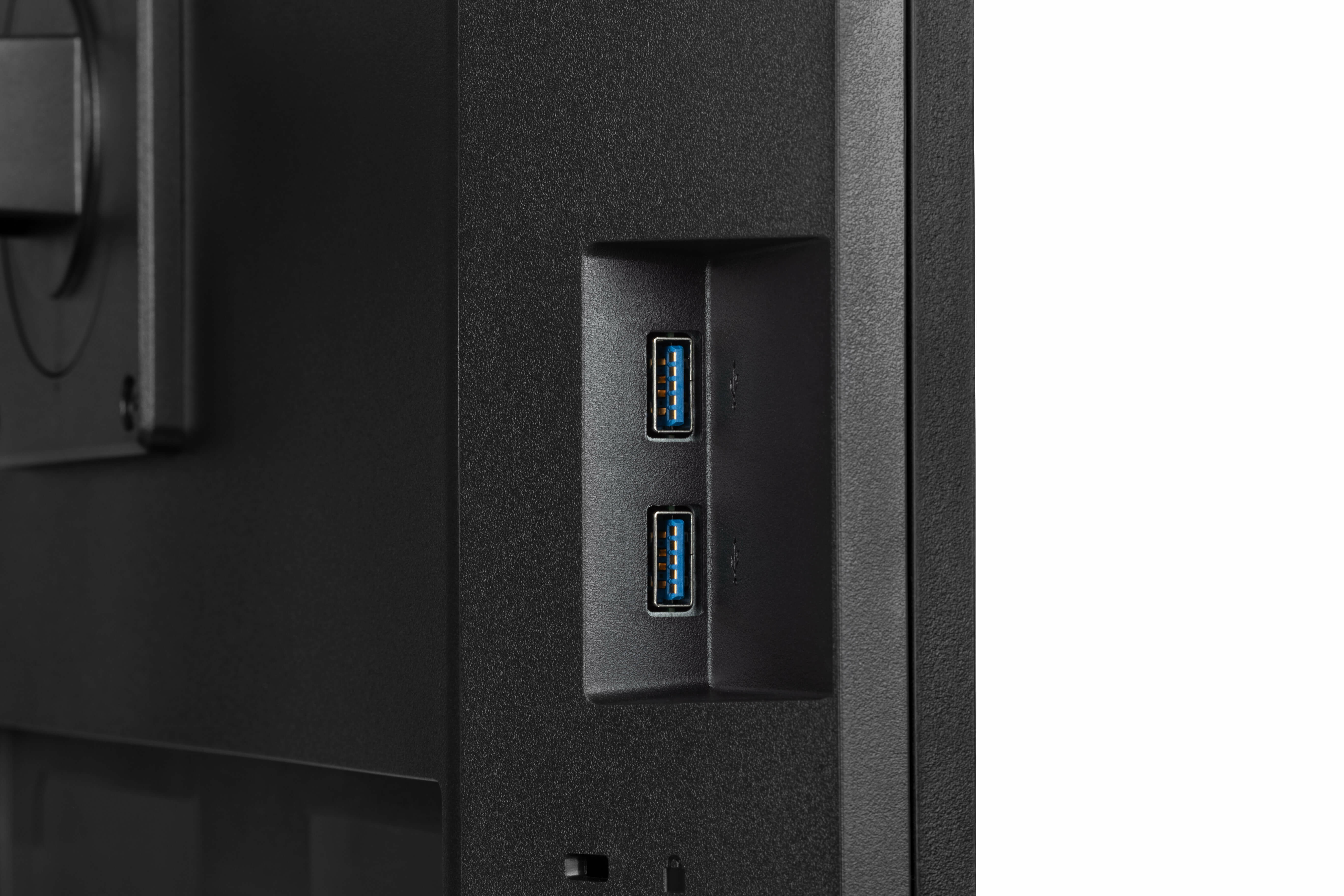 Nahaufnahme eines schwarzen Monitors mit zwei USB-Anschlüssen.