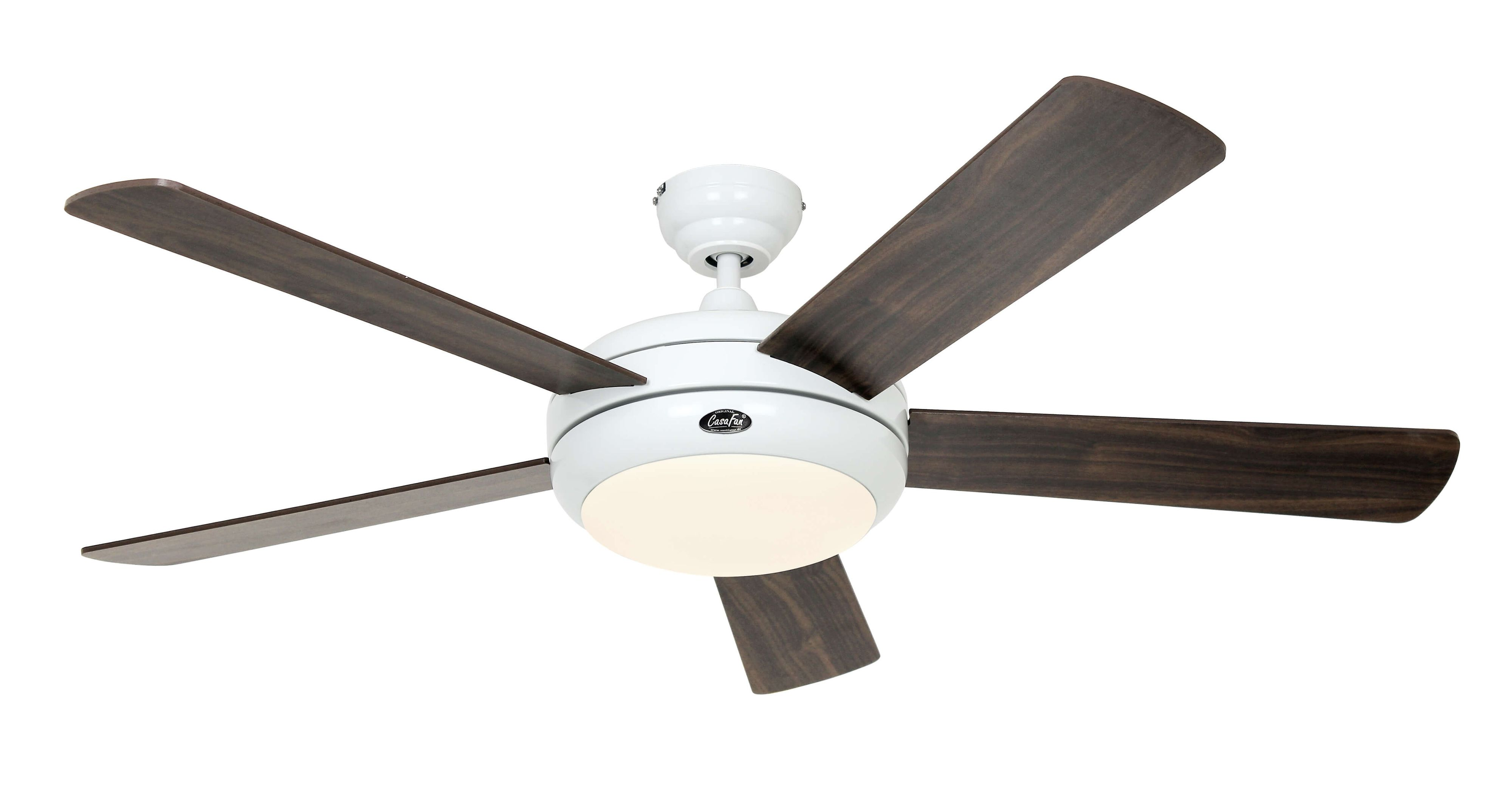 Un ventilatore da soffitto bianco con pale marrone scuro e una luce bianca al centro.