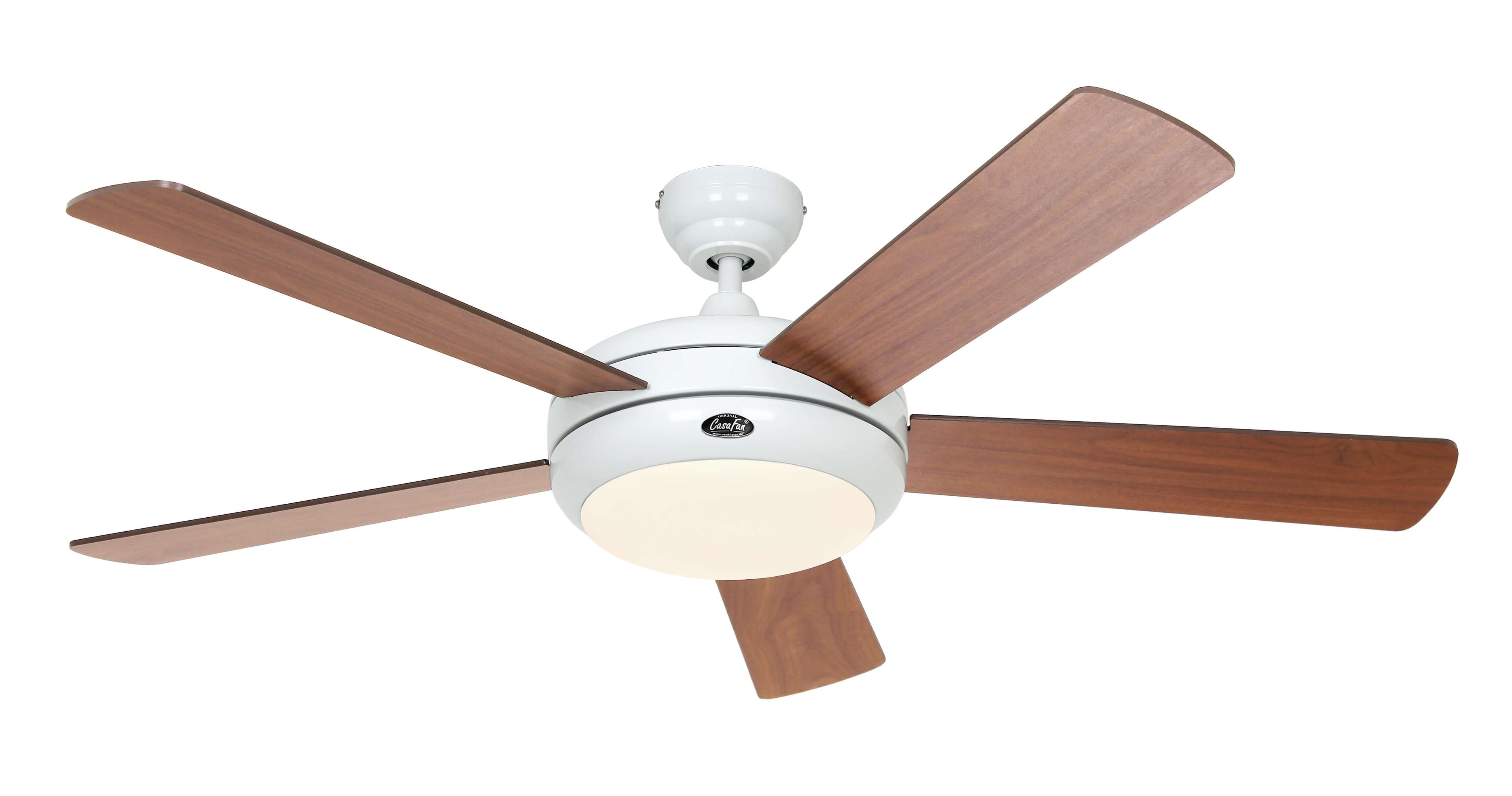 Ventilatore da soffitto bianco con cinque pale in legno e un centro bianco con luce. Isolato su bianco.
