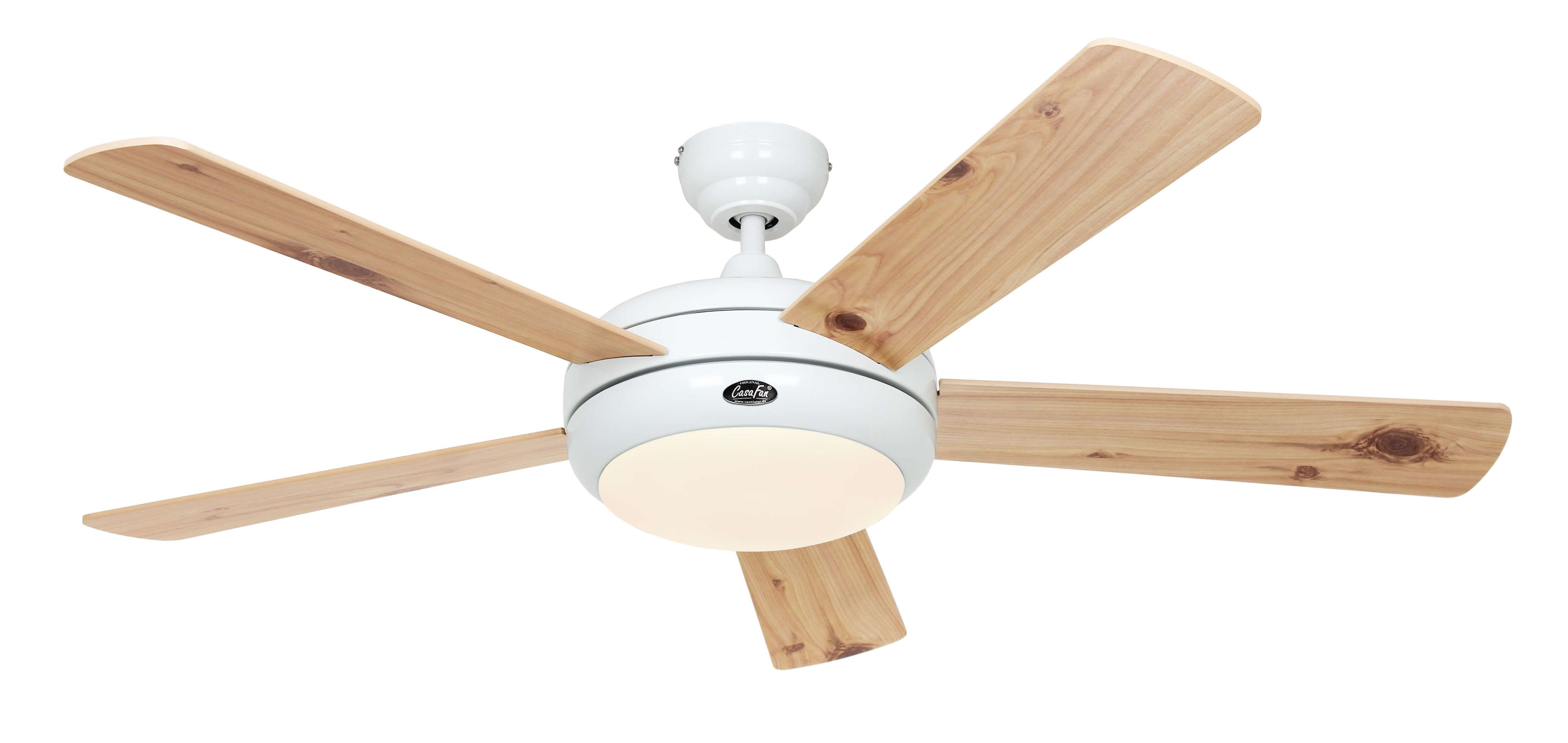 Un ventilatore da soffitto bianco con cinque pale in legno e un apparecchio di illuminazione.