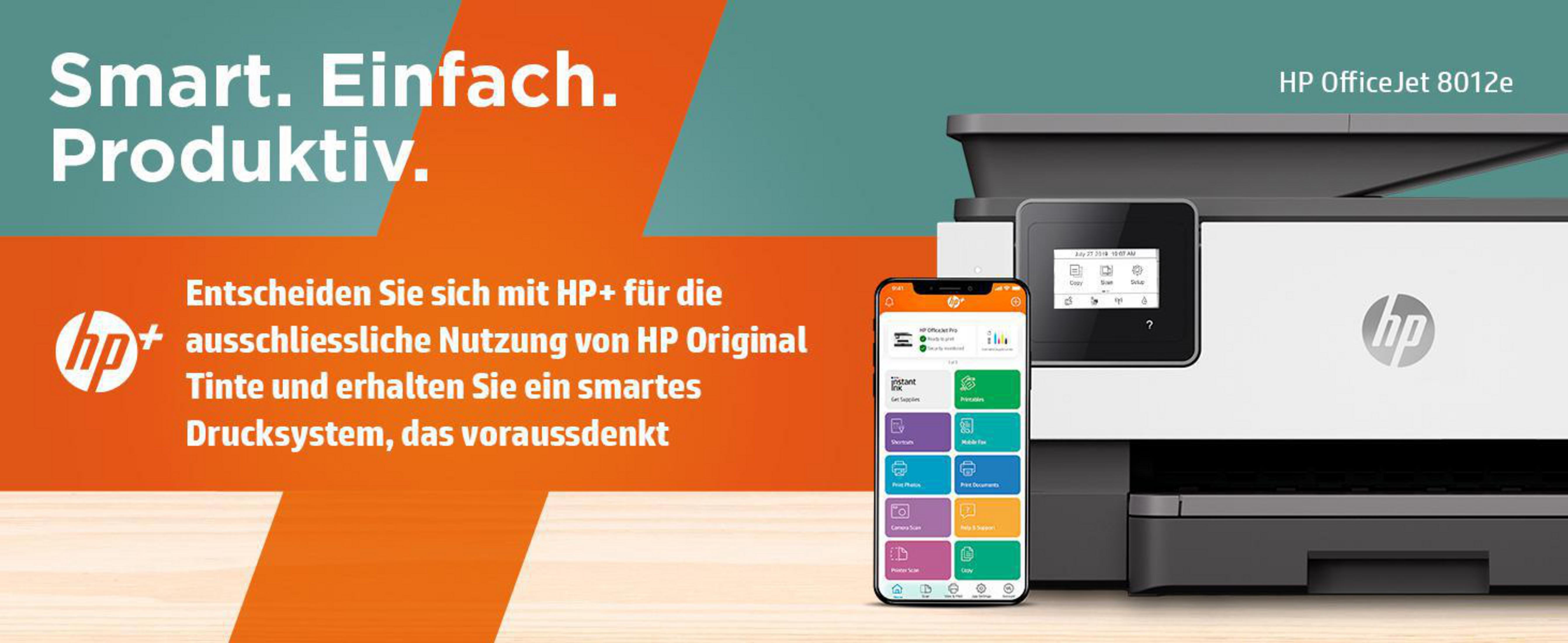 Drukarka HP ze smartfonem wyświetlającym interfejs aplikacji, pomarańczowe i turkusowe tło.