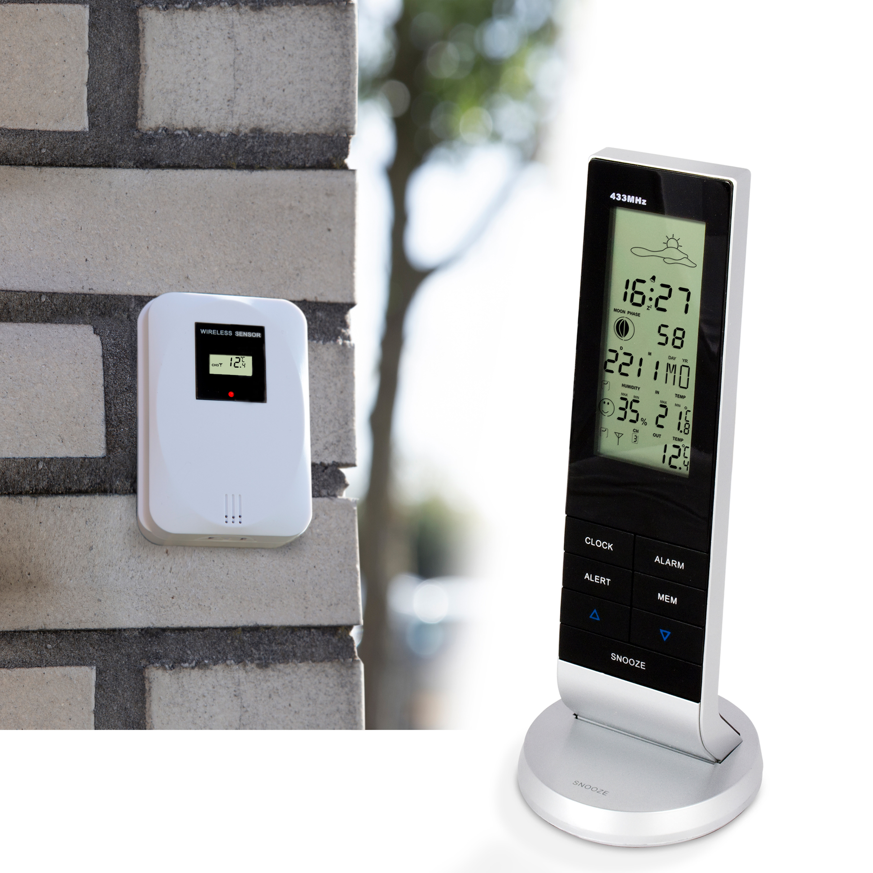 Wetterstation mit Sensor und digitaler Anzeige, die Zeit und Temperatur anzeigt. Weißer Hintergrund.