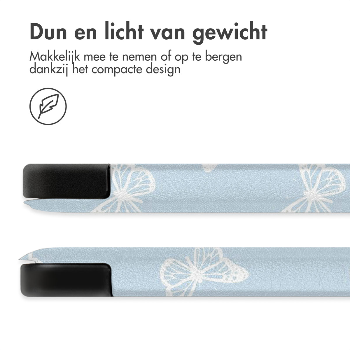 Close-up van een lichtblauwe hoes met witte vlinderontwerpen; zwarte randen.