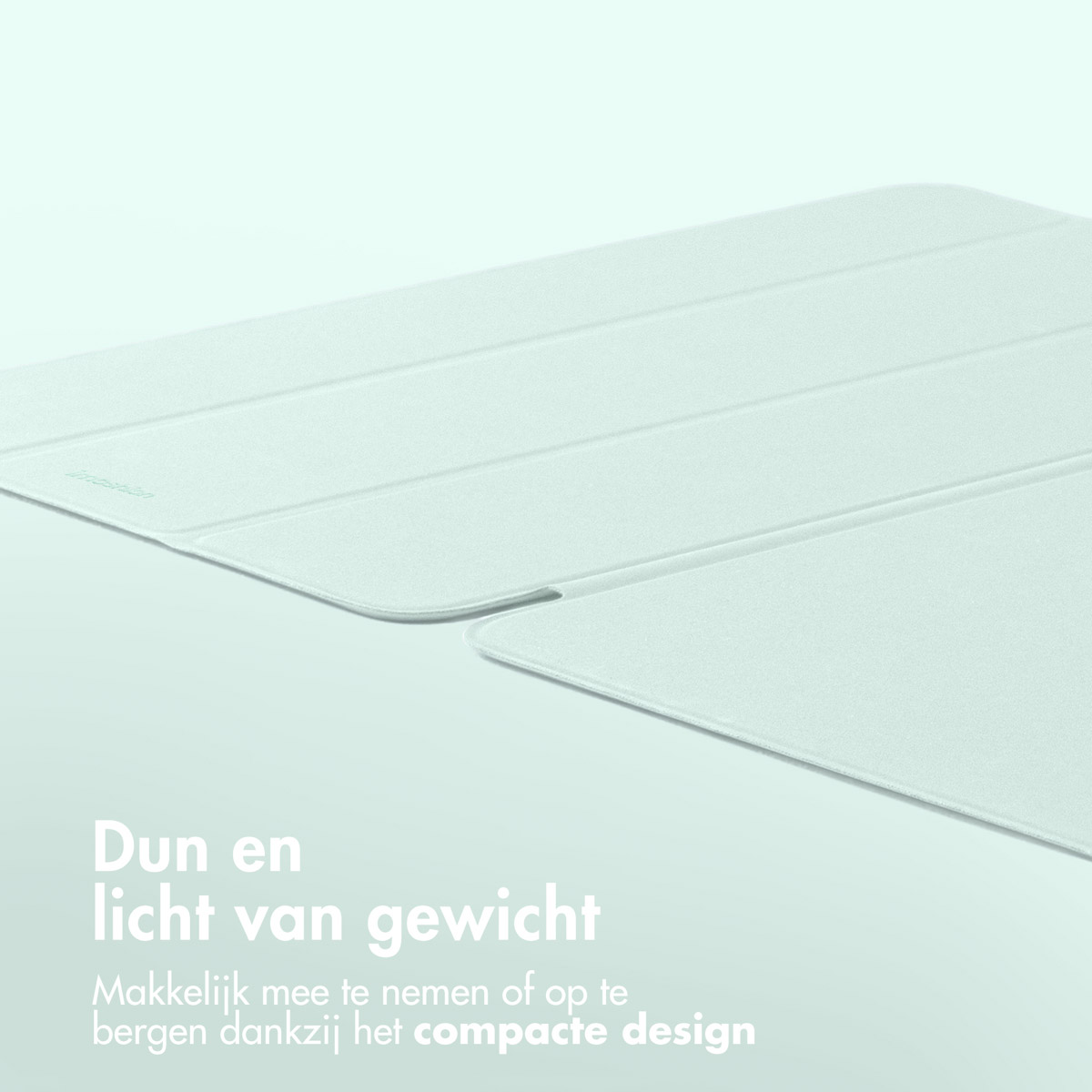 Een witte tablethoes is open op een wit oppervlak, met Nederlandse tekst.