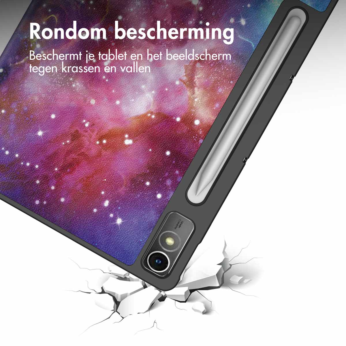 Tablet in een hoes met een galaxy-ontwerp, dat beton breekt. Een stylus is zichtbaar.