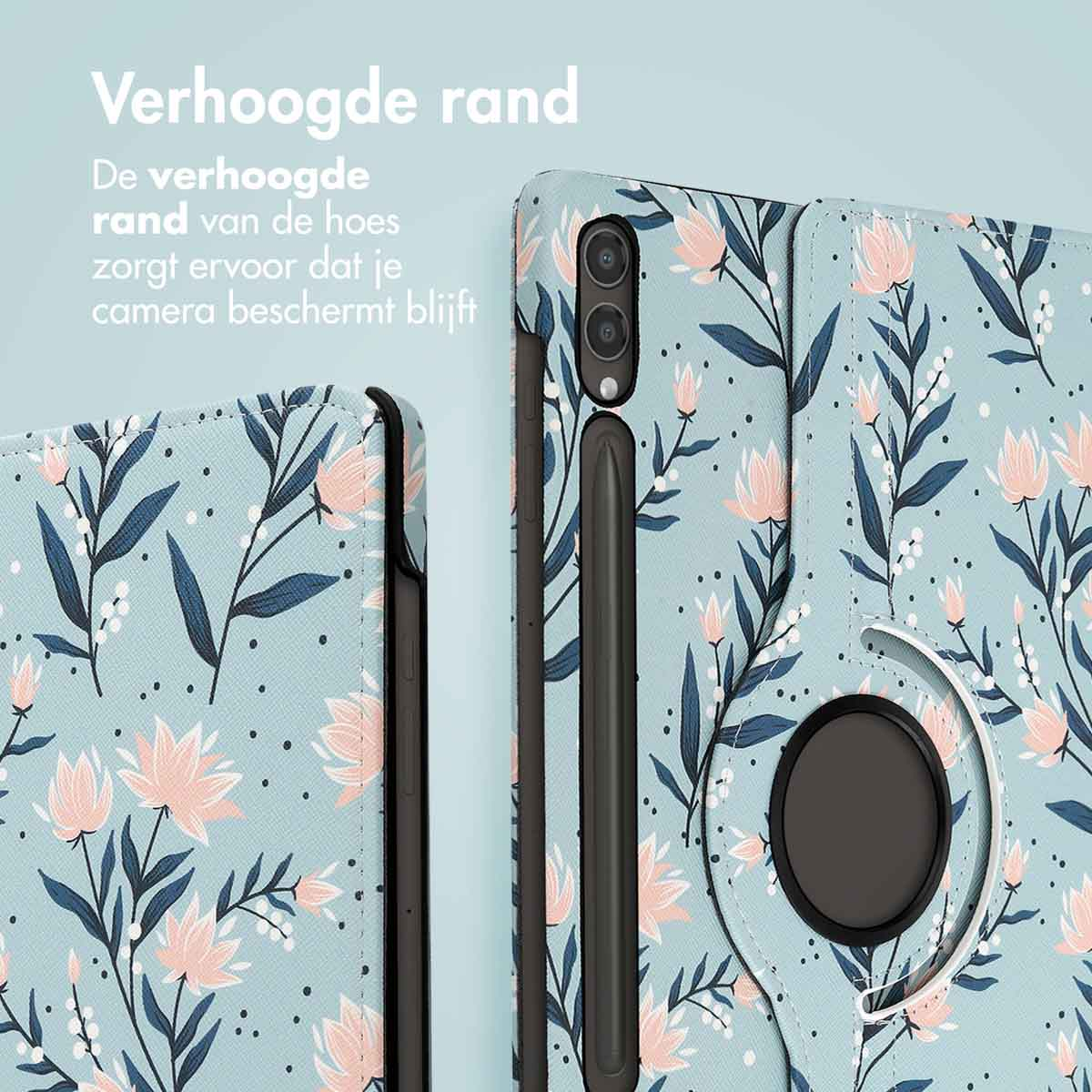 Tablethoes met bloemenpatroon. Lichtblauwe achtergrond. Roze bloemen en groene bladeren. Close-up van de hoek.