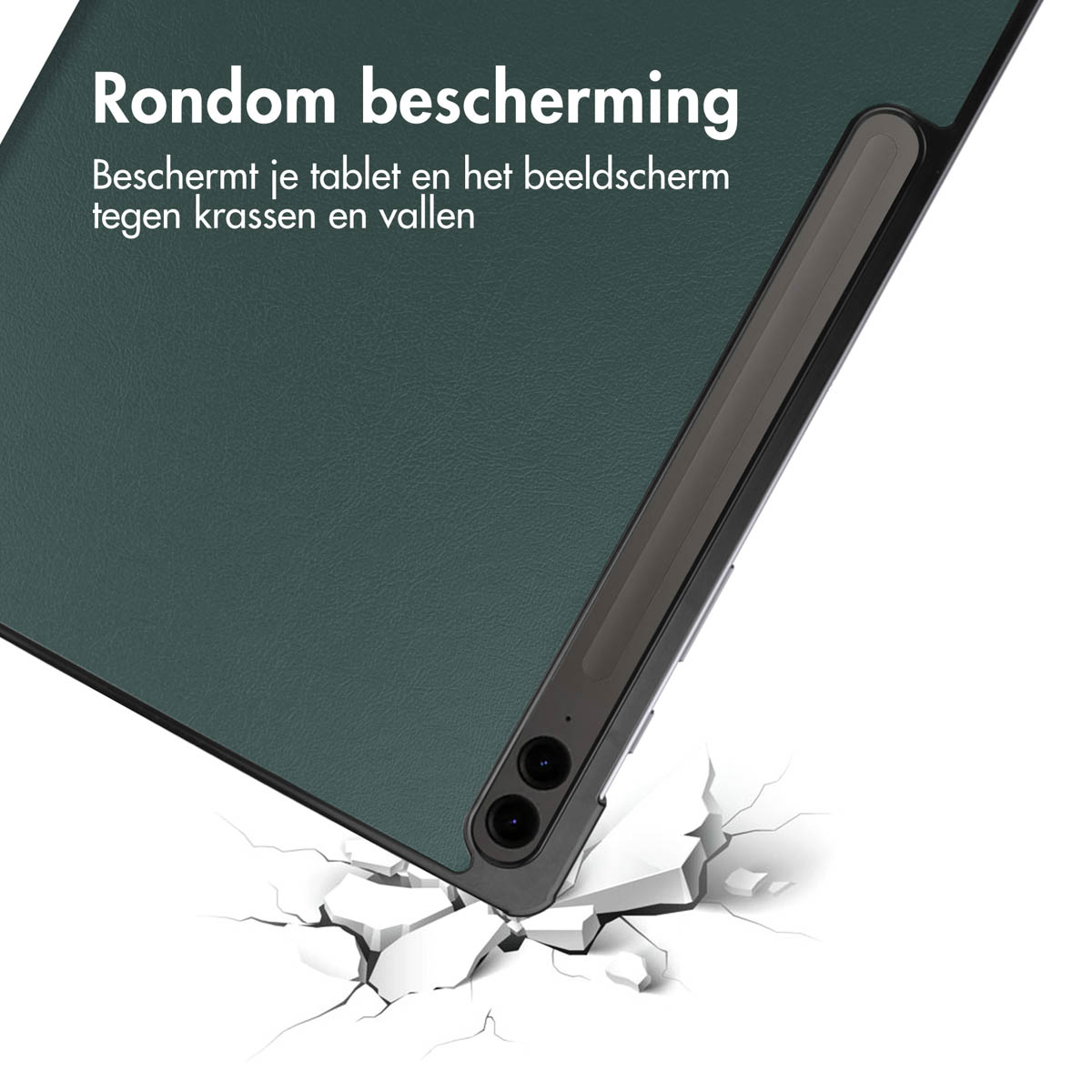 Tablethoes met donkergroene cover. Tablet is schuin, met scheuren op de vloer, toont bescherming.