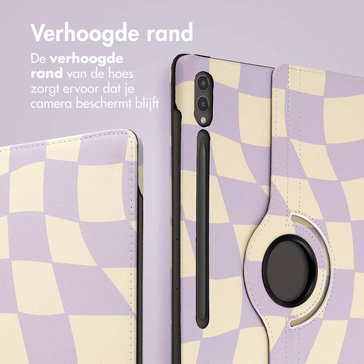 Detail van tablethoes met paars en crème geruit patroon. Stylus in het midden. Lila achtergrond.