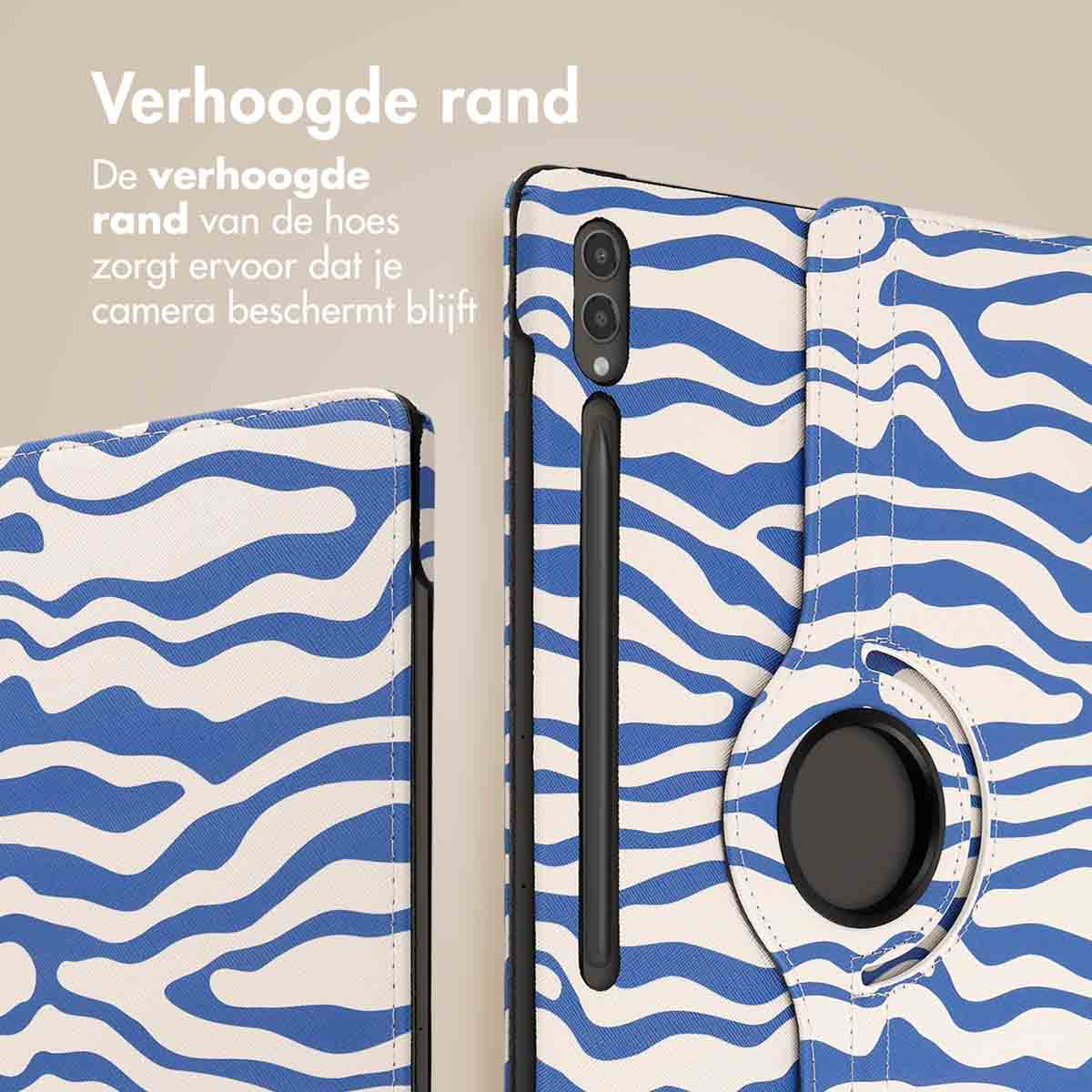 Detail tablethoes. Zebrapatroon. Stylus. Camera. Blauw en wit. Witte achtergrond.