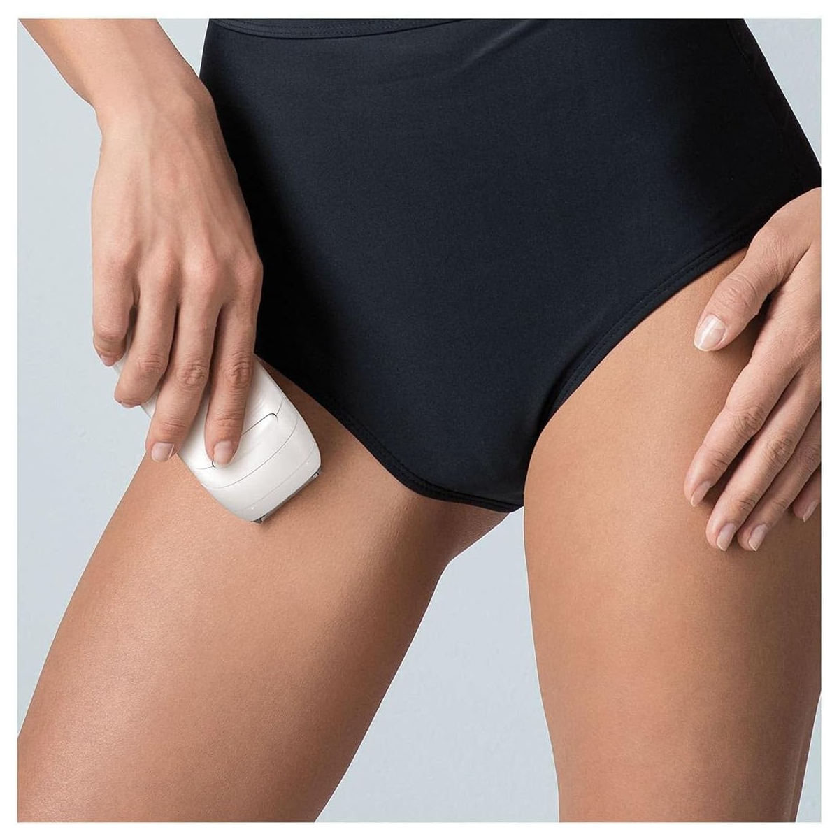 Donna che usa un epilatore sulla coscia.