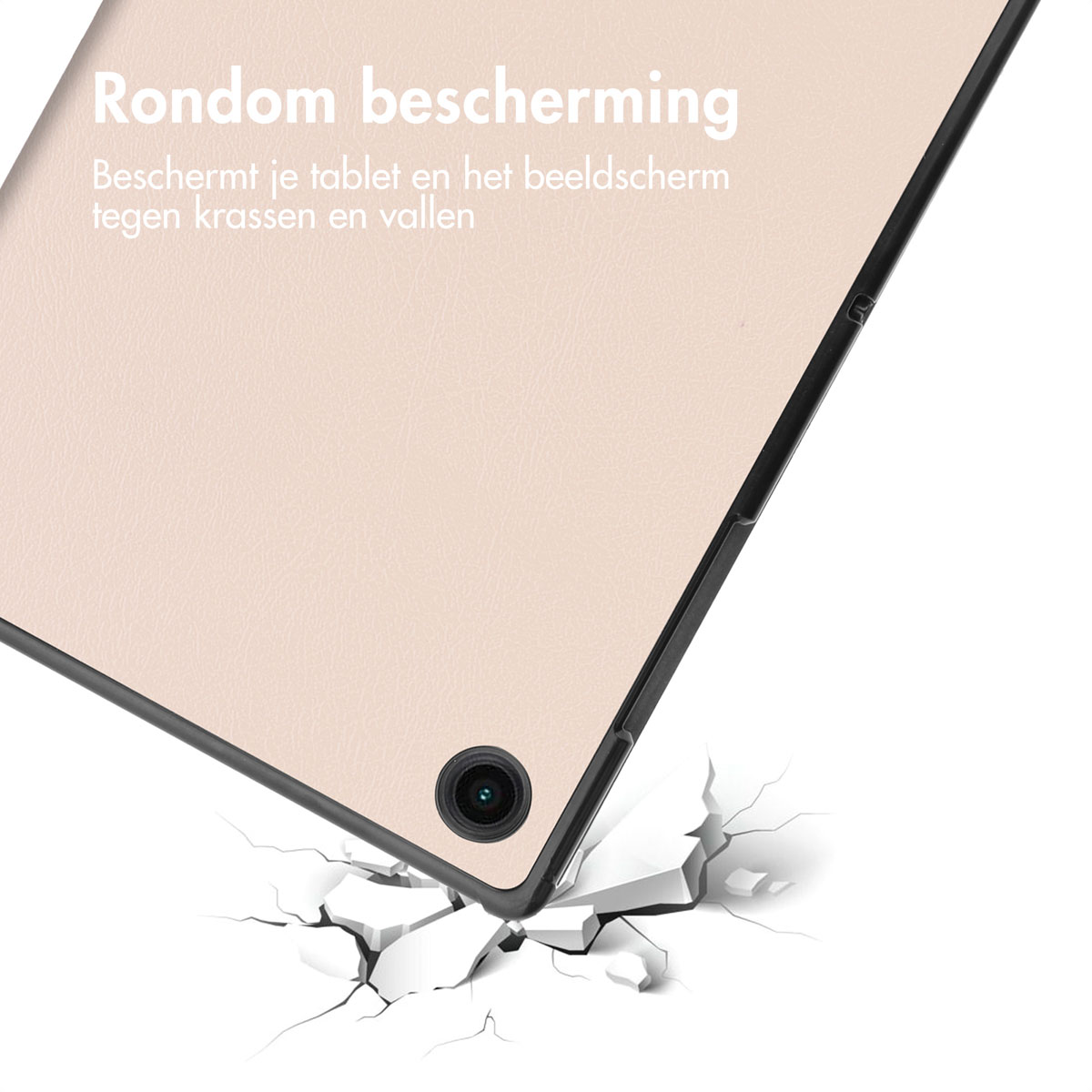 Een tabletcase met een cameragat, op een wit oppervlak. Scheurlijnen rond de onderkant van de case.