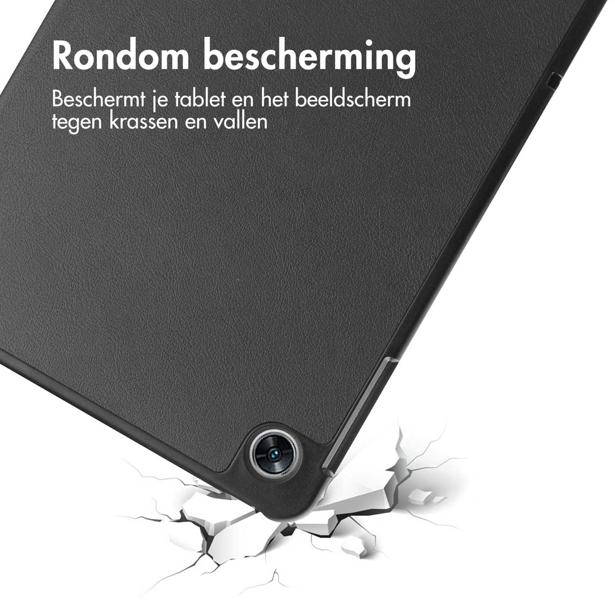Een zwarte tablethoes. De tablet is schuin, met scheuren op de vloer, toont bescherming.