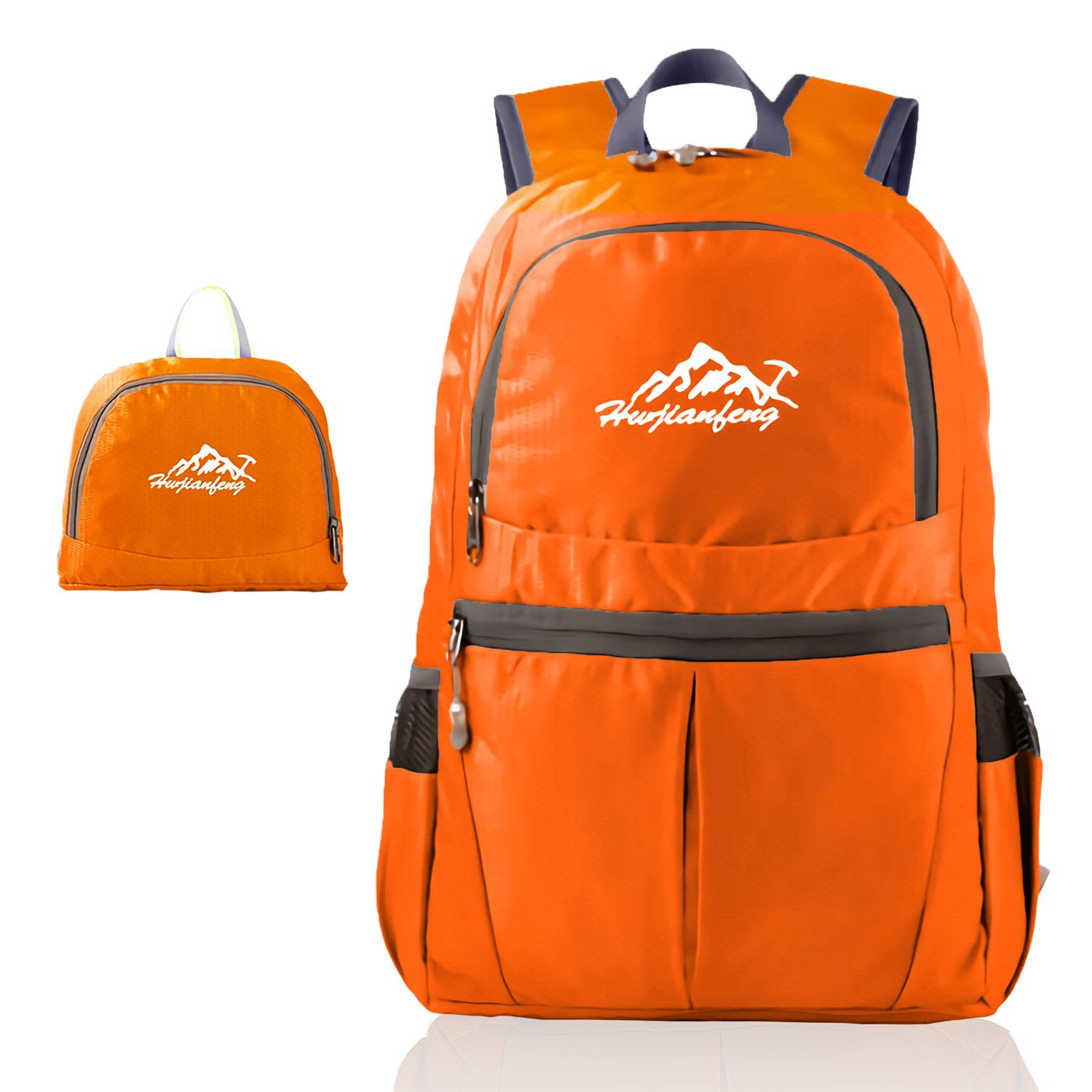 Oranger Rucksack mit weißem Logo und eine kleine, zusammengefaltete Version. Beide haben das gleiche Logo.