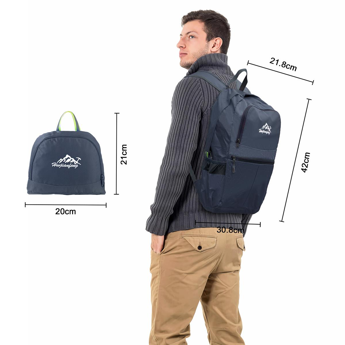 Ein Mann mit Rucksack. Der Rucksack ist dunkelblau, eine kleinere Tasche ist links. Abmessungen werden angezeigt.