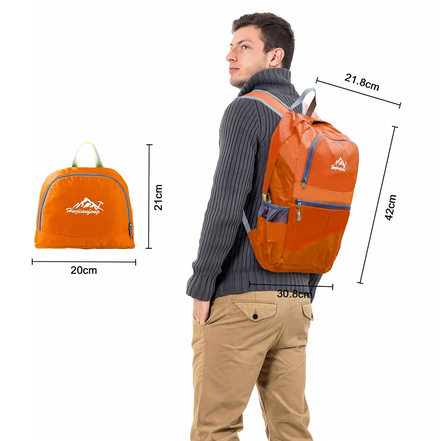 Mann mit einem orangefarbenen Rucksack, mit den Maßen 21 cm, 20 cm, 42 cm und 30,8 cm.