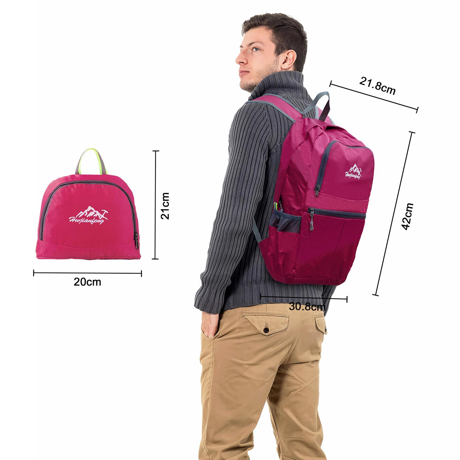 Rucksack und eine kleinere Tasche mit Maßen neben einem Mann mit Pullover.