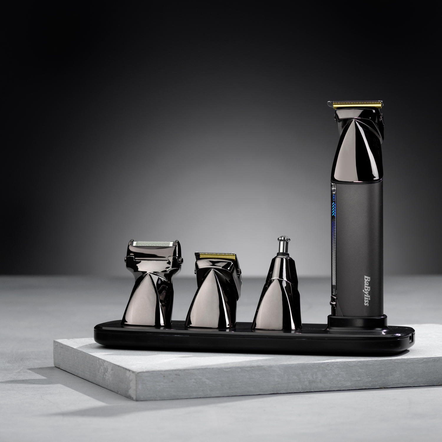 Czarny zestaw do pielęgnacji na podstawce. Zawiera trymer, głowice i trymer do nosa.