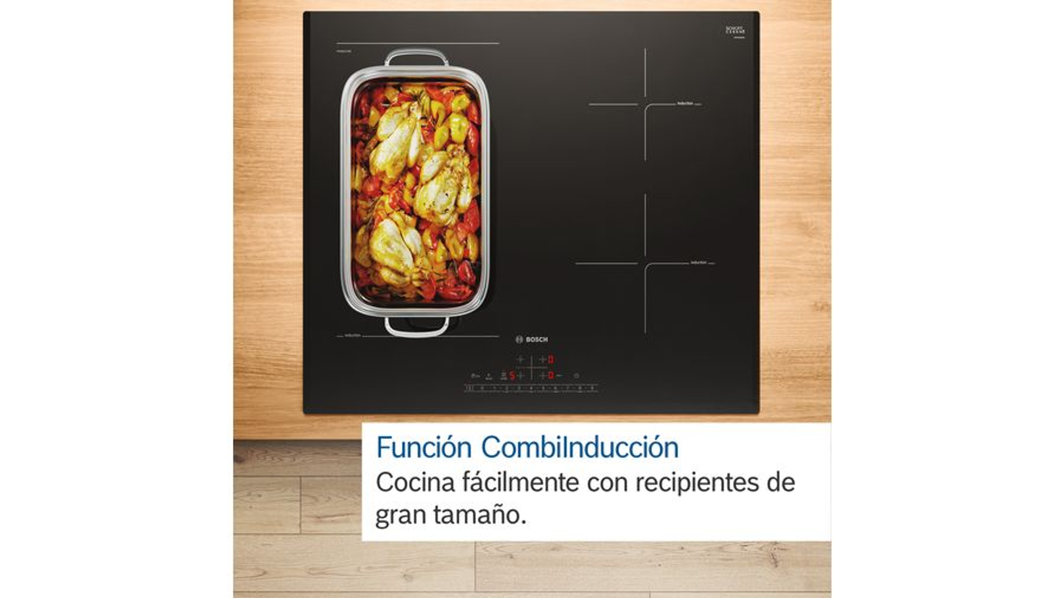 Czarna płyta indukcyjna z daniem z ugotowanym jedzeniem na drewnianej powierzchni.