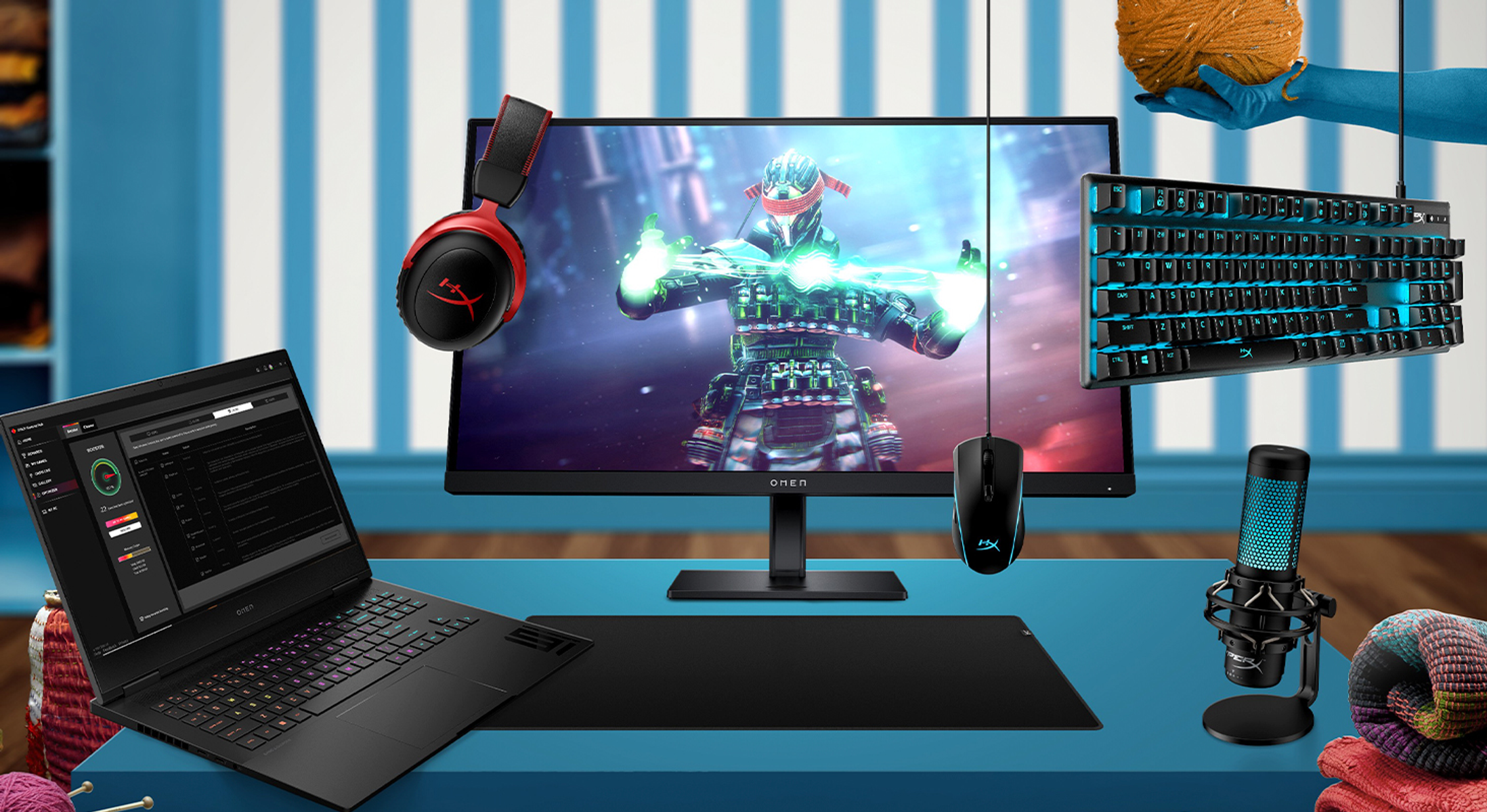 Configuración de juego con portátil, monitor, auriculares, teclado y ratón.