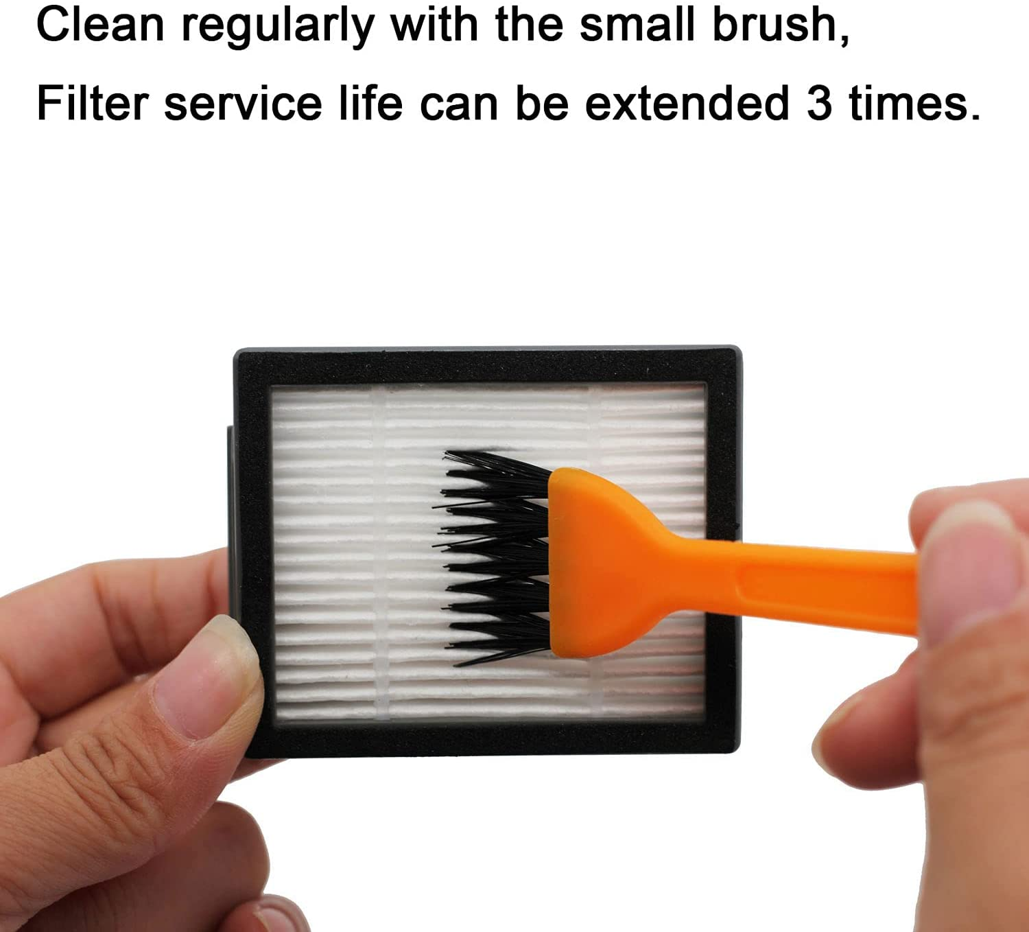 Ręka czyszcząca filtr odkurzacza małą pomarańczową szczotką, zbliżenie.