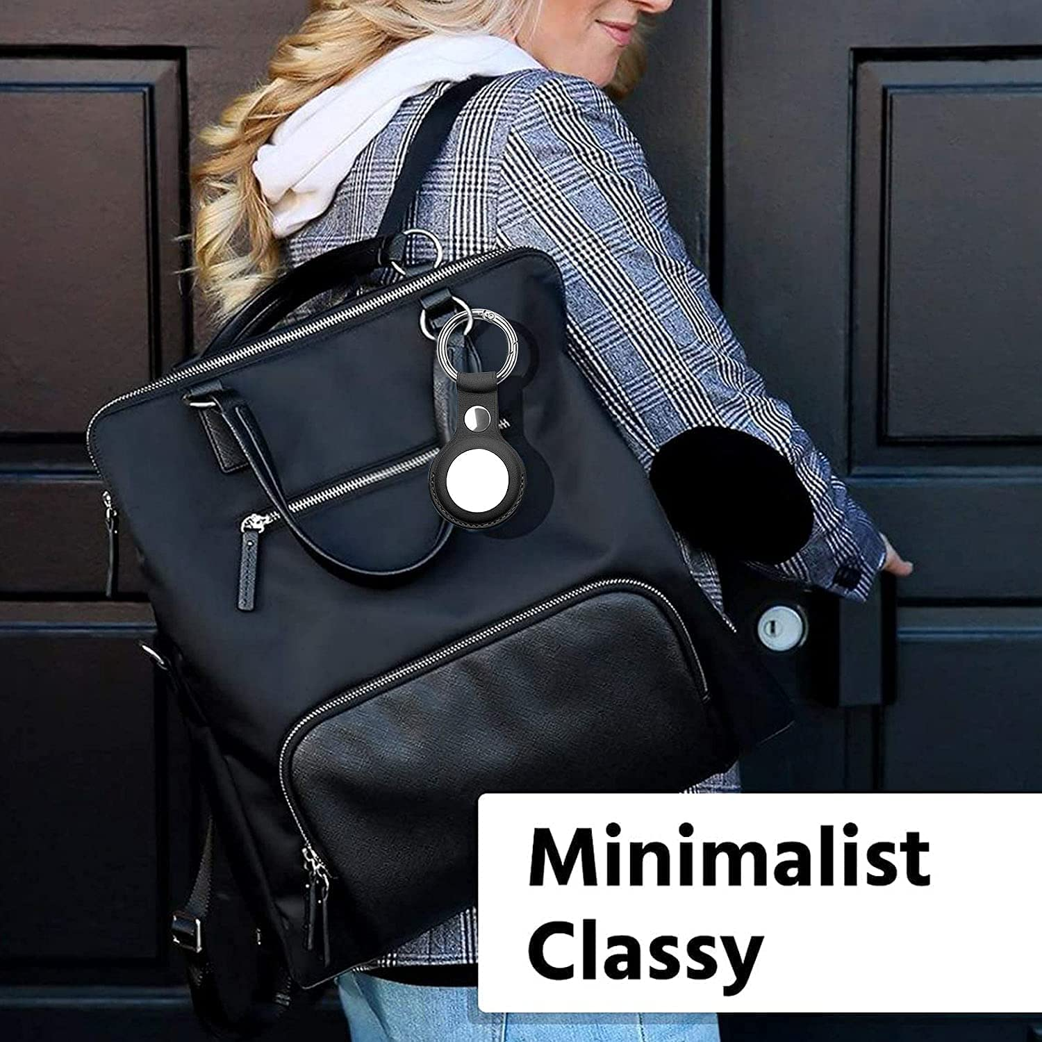 Eine Frau öffnet eine schwarze Tasche und hält einen weißen AirTag-Halter.