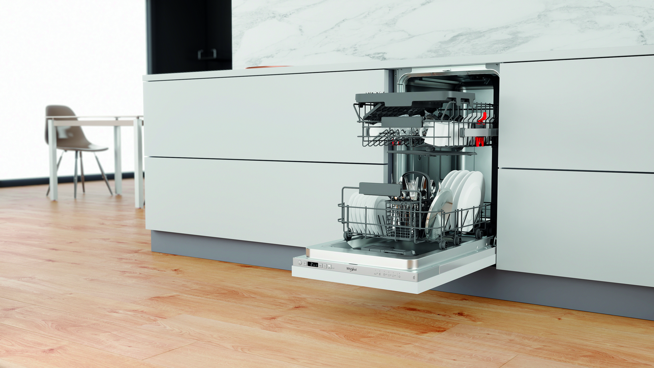 Lavavajillas Whirlpool abierto en una cocina moderna con gabinetes blancos y piso de madera.
