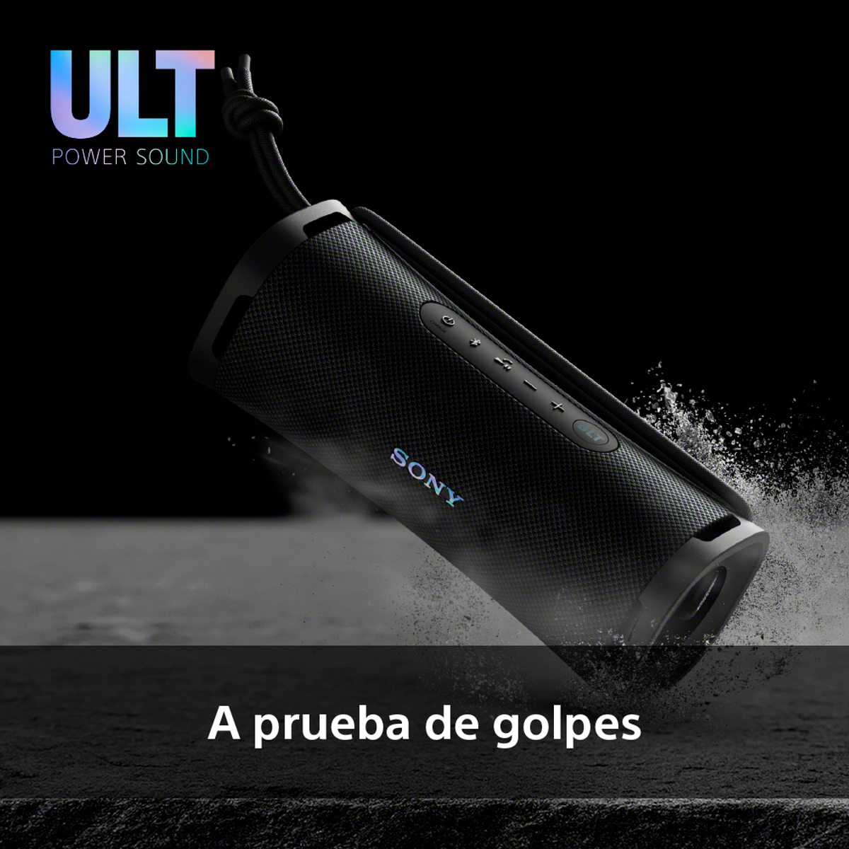 Schwarzer Sony-Lautsprecher, abgewinkelt mit Wasserspritzern. Der Lautsprecher ist schwarz mit Text. Text: A prueba de golpes.