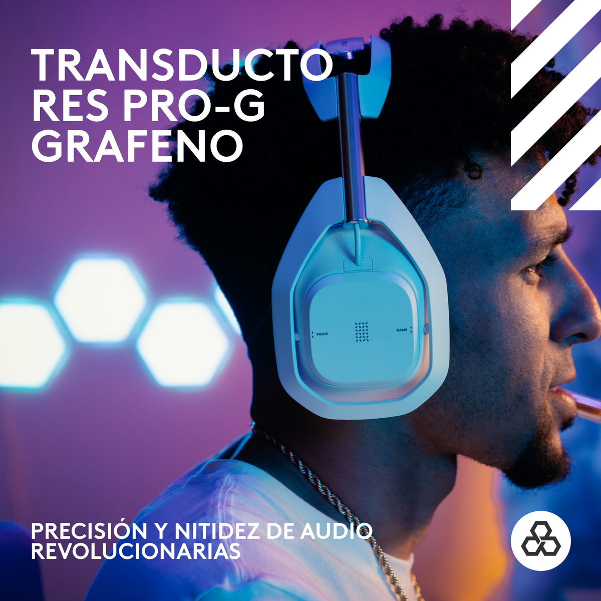 Mężczyzna nosi biały zestaw słuchawkowy z oświetleniem. Tekst opisuje funkcje audio.