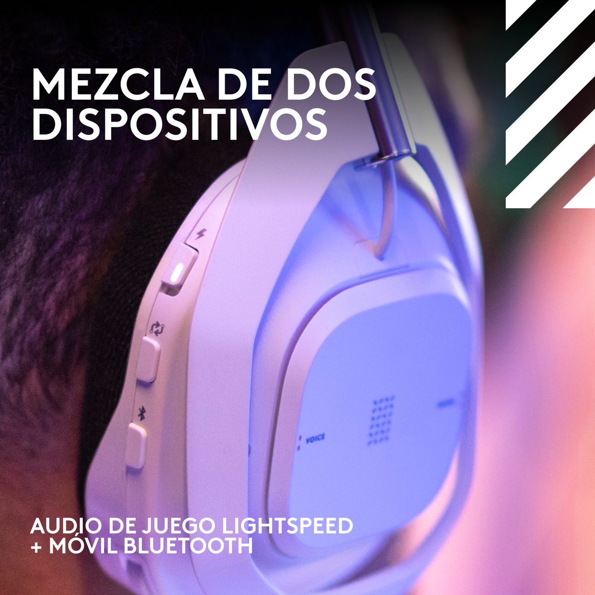 Zbliżenie na białe słuchawki dla graczy z niebieskim światłem. Tekst: Mieszanka dwóch urządzeń.