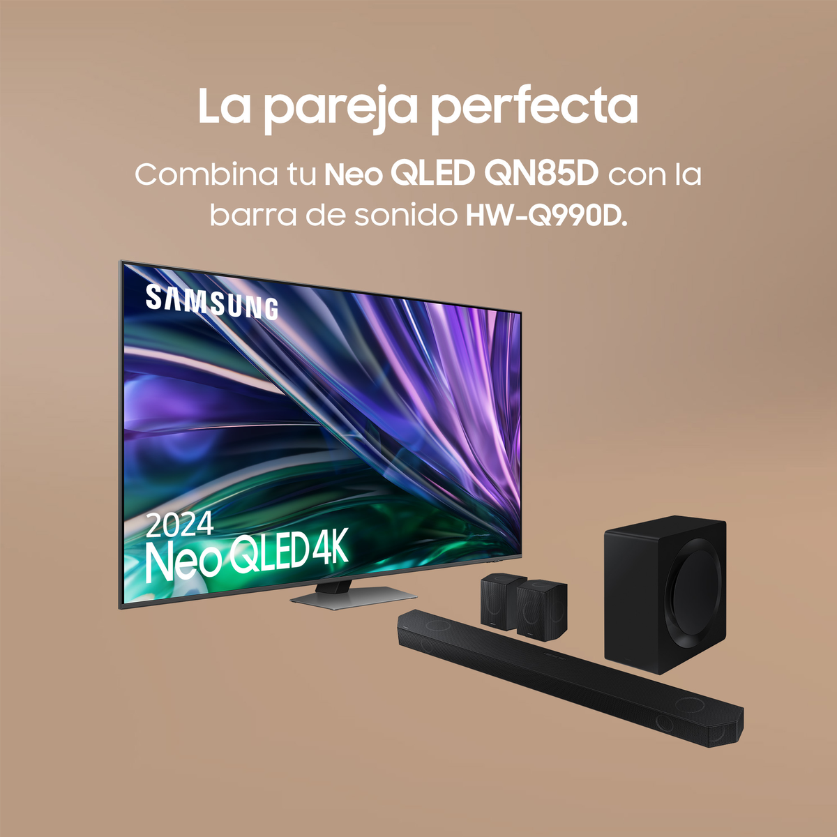 Telewizor Samsung Neo QLED z soundbarem, głośnikami i subwooferem na brązowym tle.