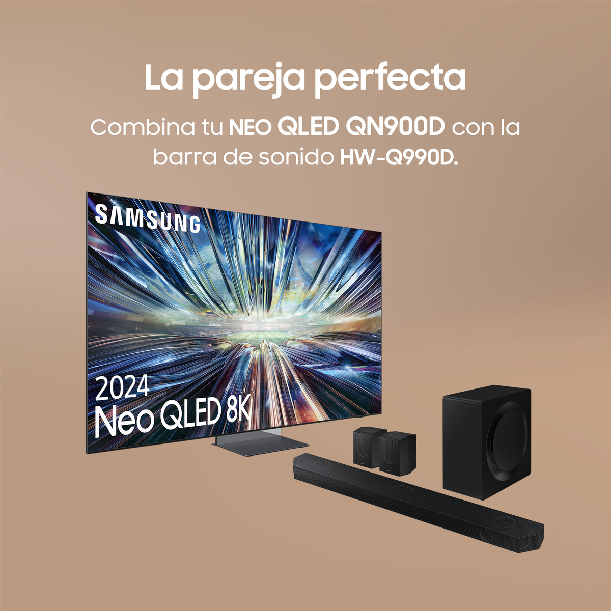 Telewizor Samsung Neo QLED 8K z soundbarem, subwooferem i dwoma głośnikami na brązowej powierzchni.