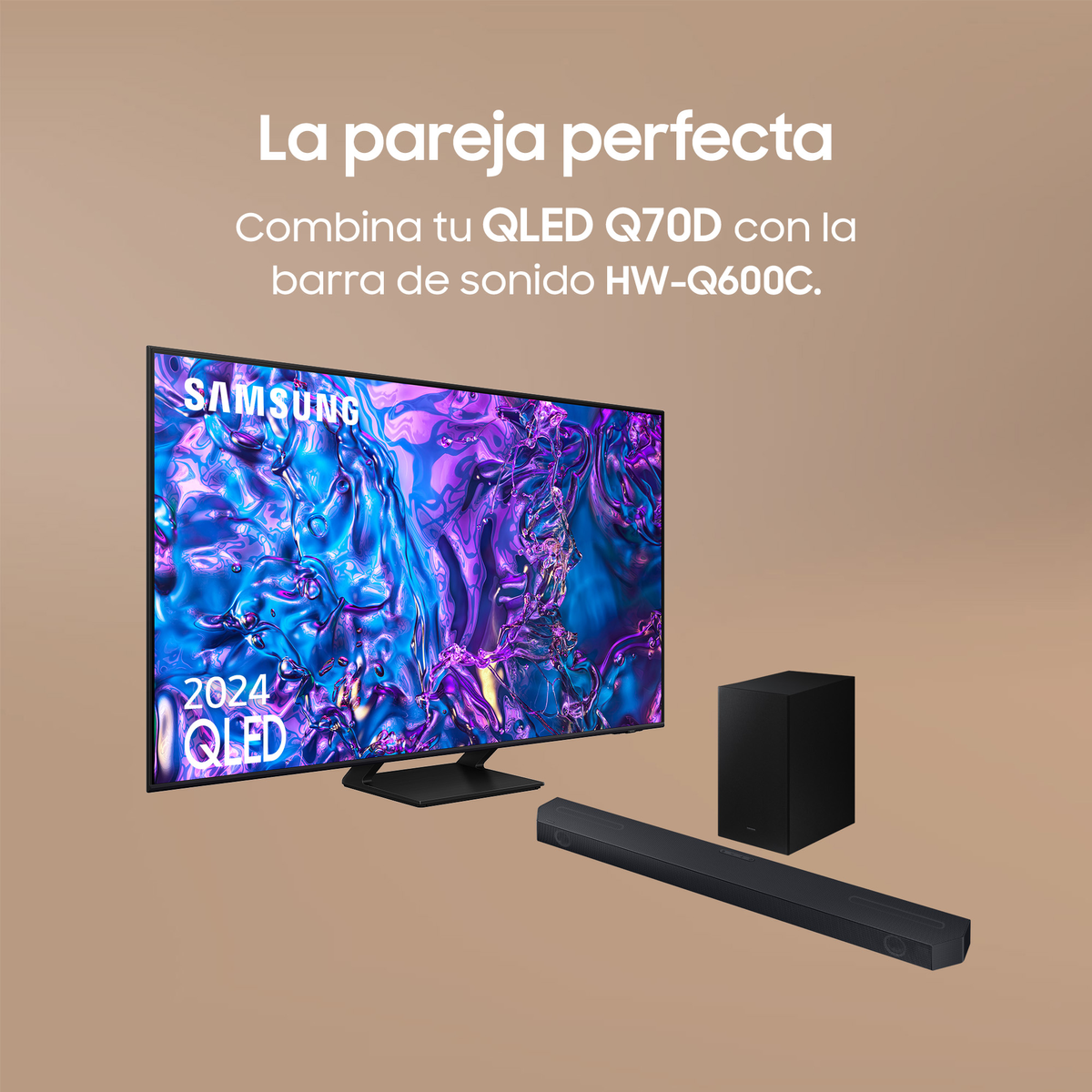 Telewizor Samsung QLED Q70D z soundbarem i subwooferem na brązowej powierzchni.
