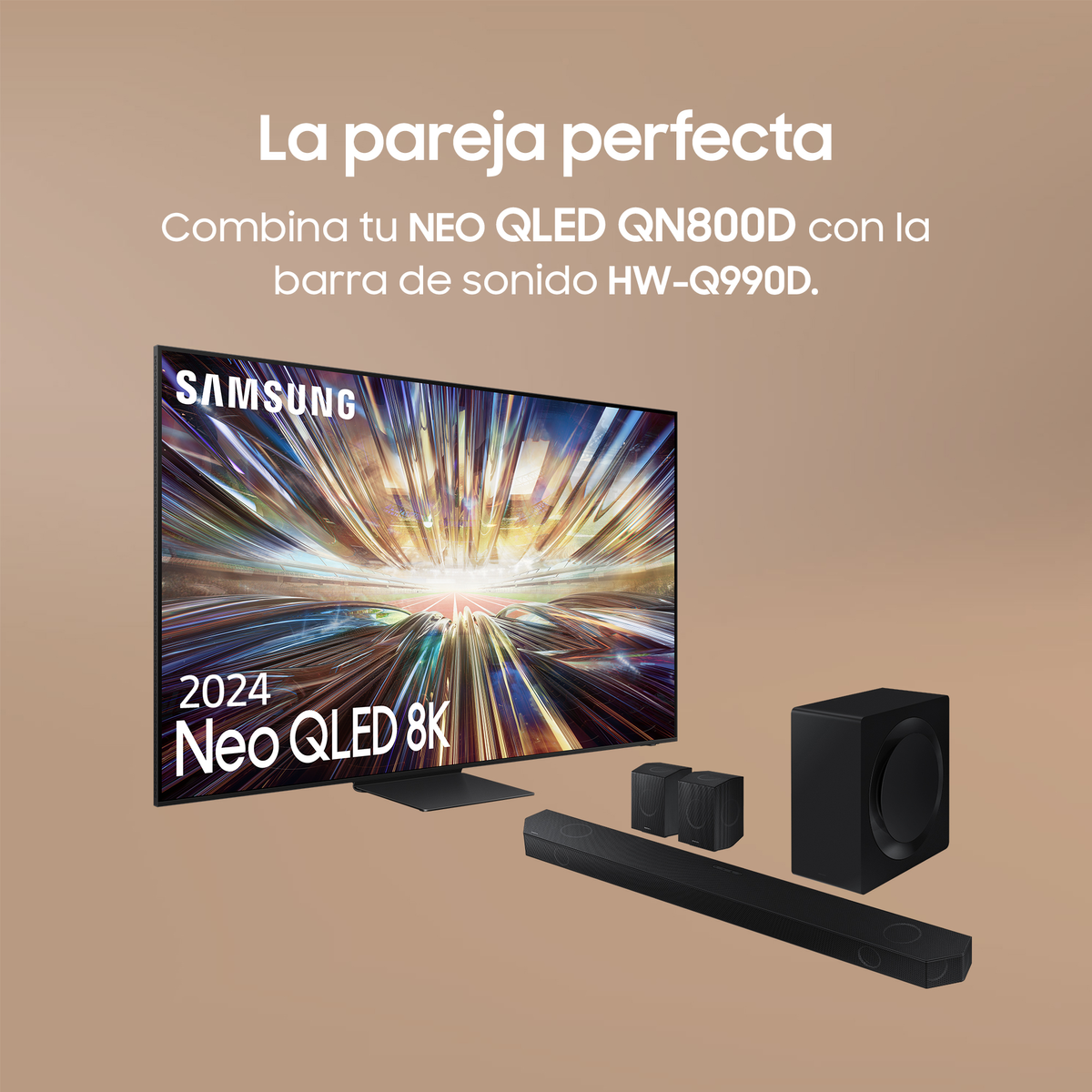 Telewizor z soundbarem, dwoma głośnikami i subwooferem. Wyświetlacz pokazuje kolorowy obraz abstrakcyjny.