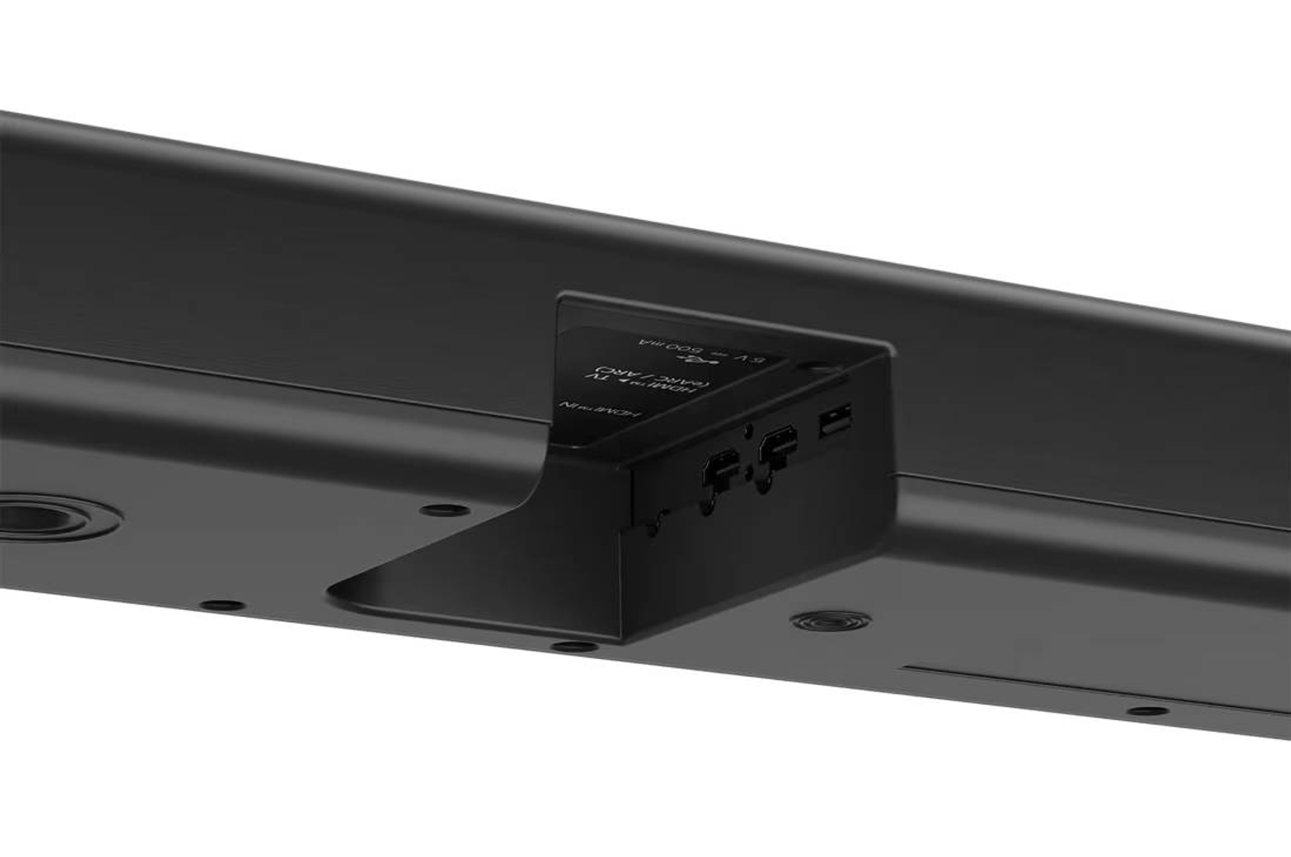 Barra de sonido negra con una vista lateral de los puertos traseros. Los puertos están en un área empotrada.