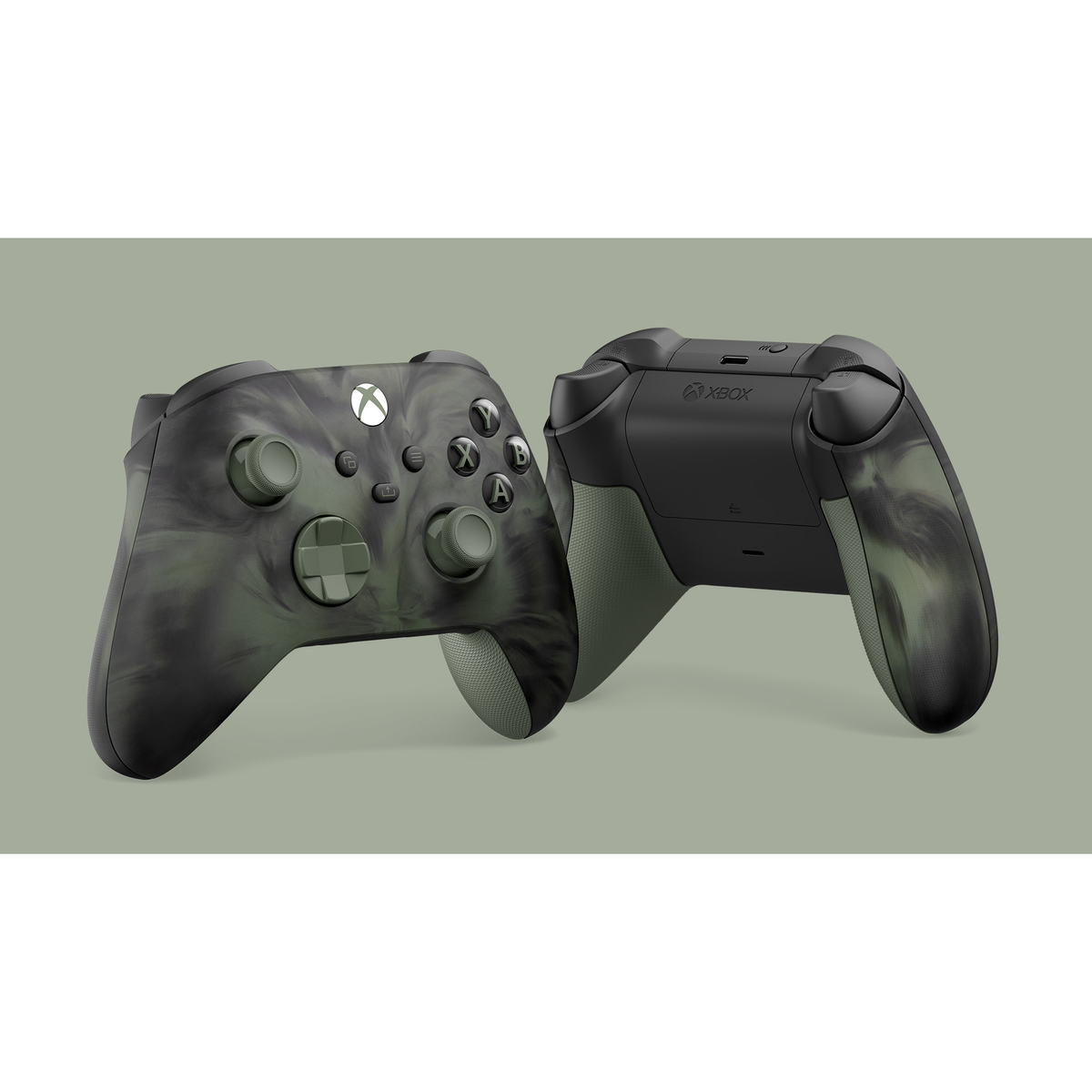 Zwei schwarze Xbox-Controller auf grünem Hintergrund. Jeder hat ein grünes Camo-Design.