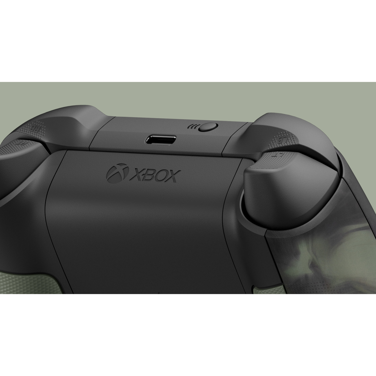 Nahaufnahme der Rückseite eines schwarzen Xbox-Controllers mit dem Xbox-Logo.