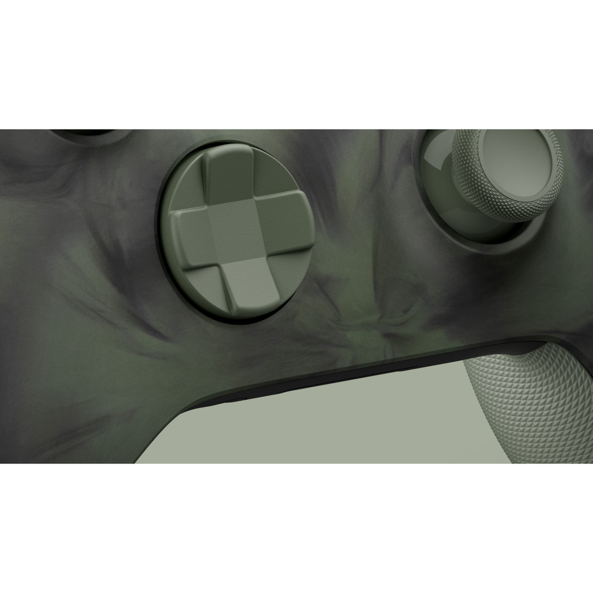 Nahaufnahme eines grün-schwarzen Tarnmuster-Gamecontrollers mit Steuerkreuz.
