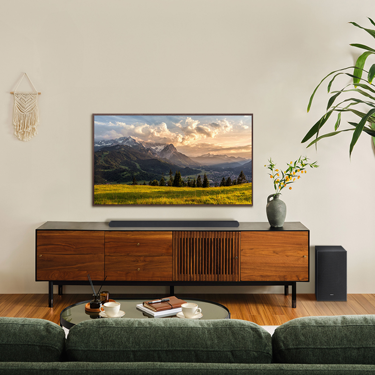 Salon avec TV sur meuble en bois, barre de son et caisson de basses.