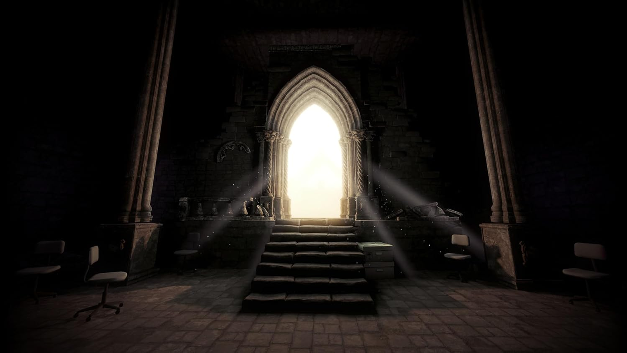 Ingresso scuro ad arco in uno spazio illuminato con scale e sedie. La luce brilla.