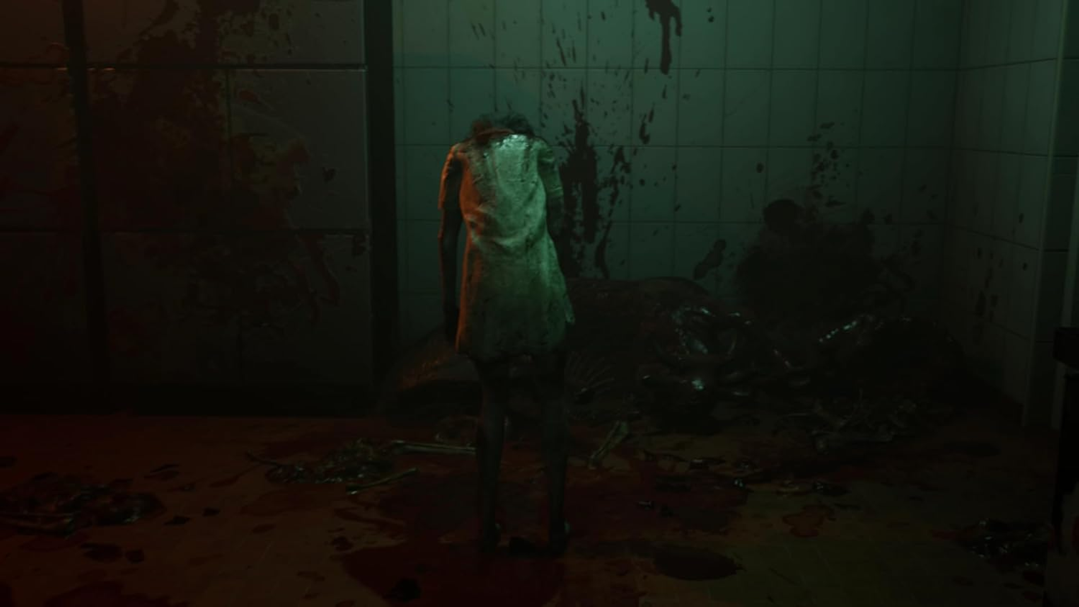 Scena horroru z postacią bez głowy w pokoju poplamionym krwią. Ciemno, z złowieszczym oświetleniem.