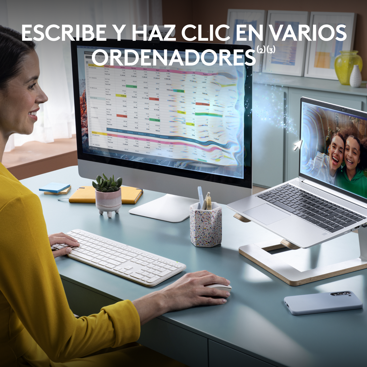 Kobieta używająca komputera i laptopa. Oba ekrany pokazują różne interfejsy. Inne przedmioty.