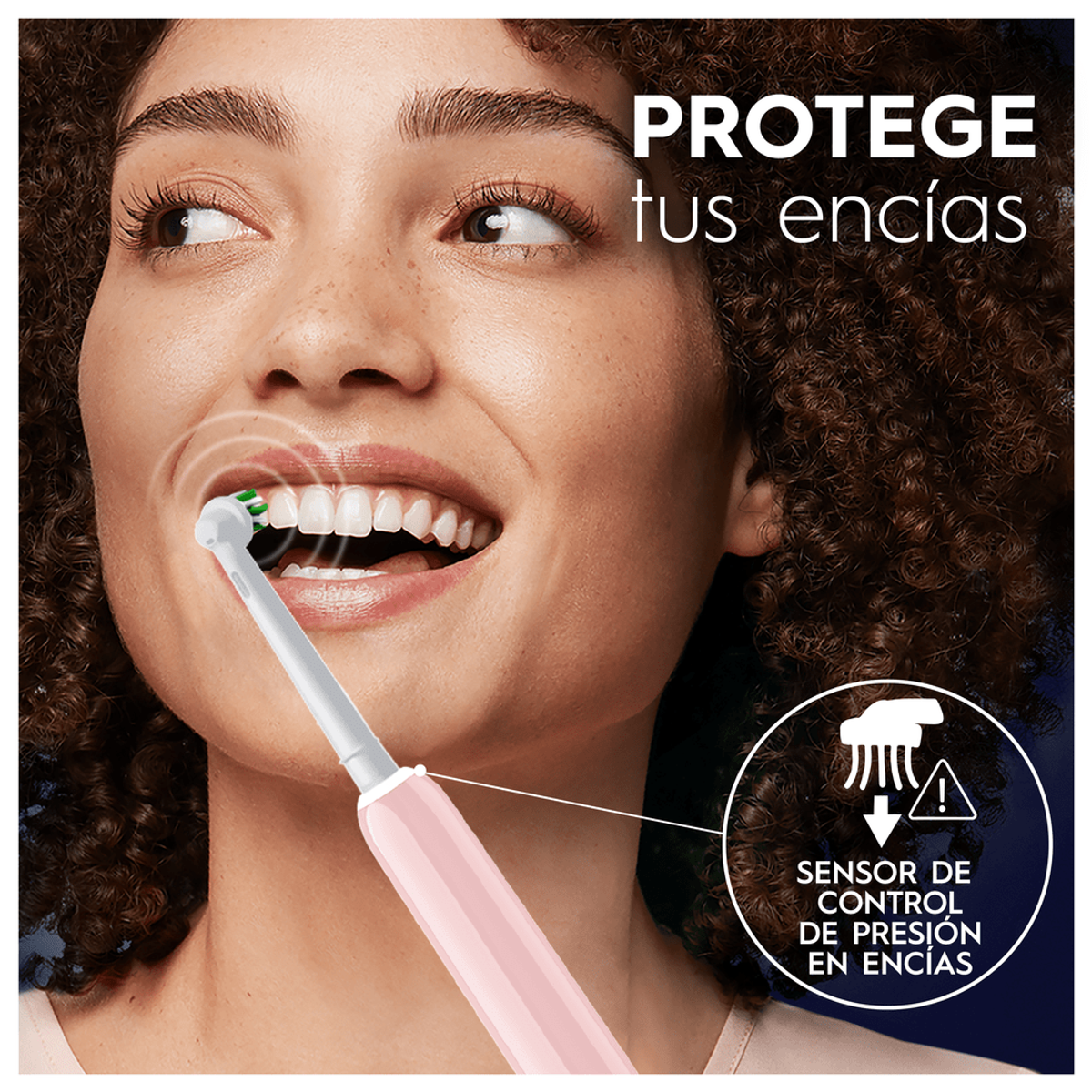 Una mujer se cepilla los dientes con un cepillo de dientes eléctrico rosa. Muestra el sensor y la presión.