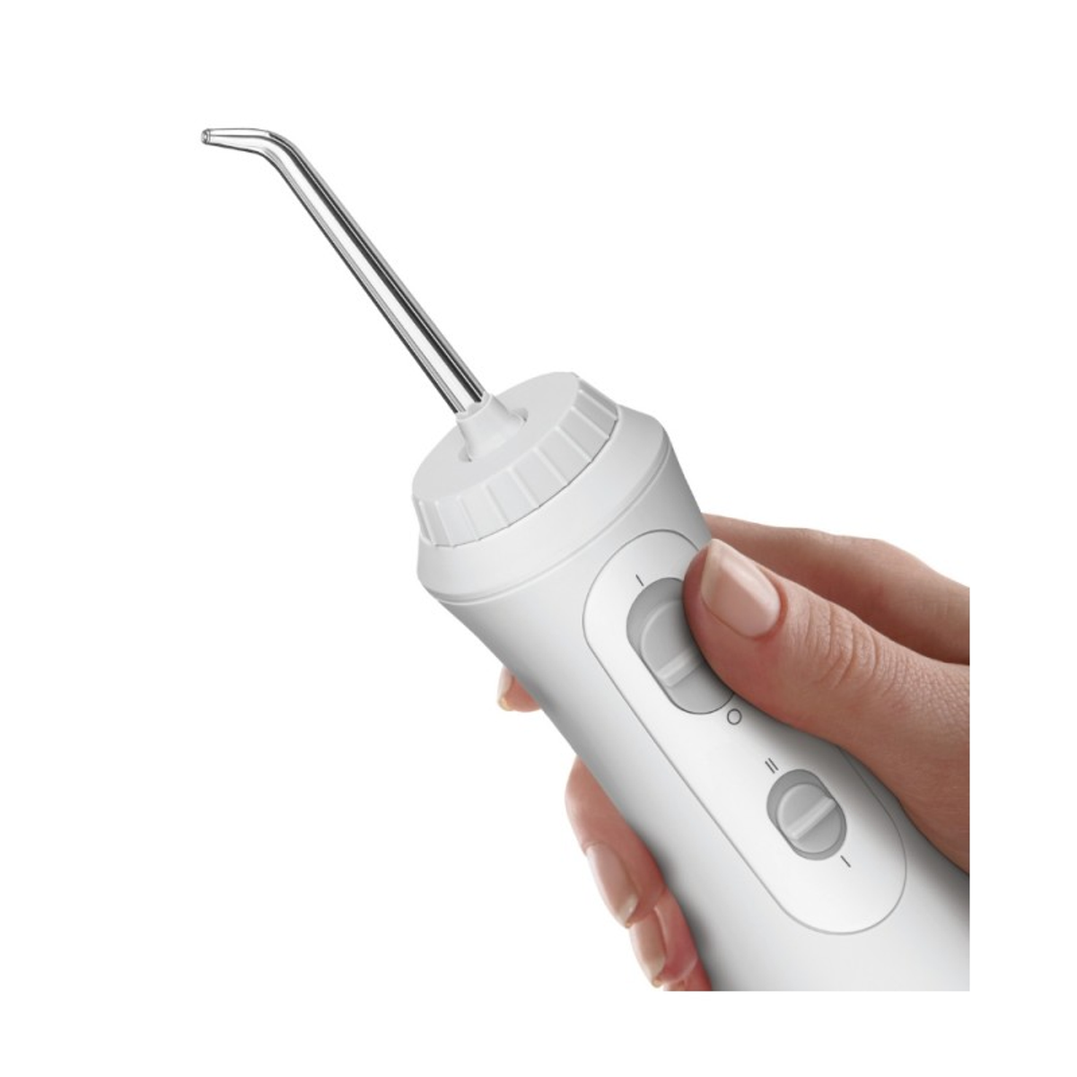 Idropulsore bianco tenuto da una mano, isolato su bianco.