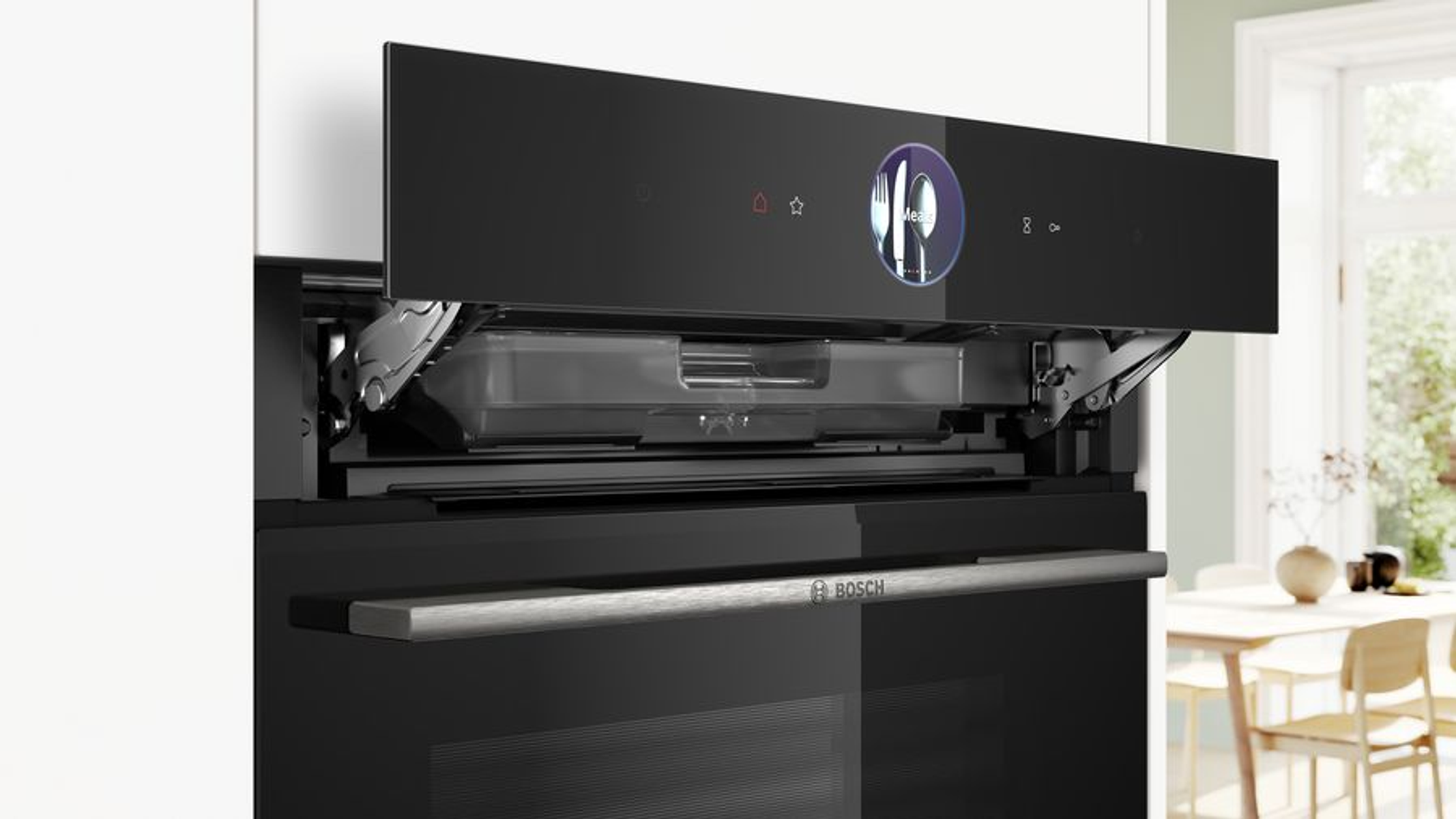 Un primer plano de un horno negro con pantalla y asa plateada. La puerta del horno está parcialmente abierta.